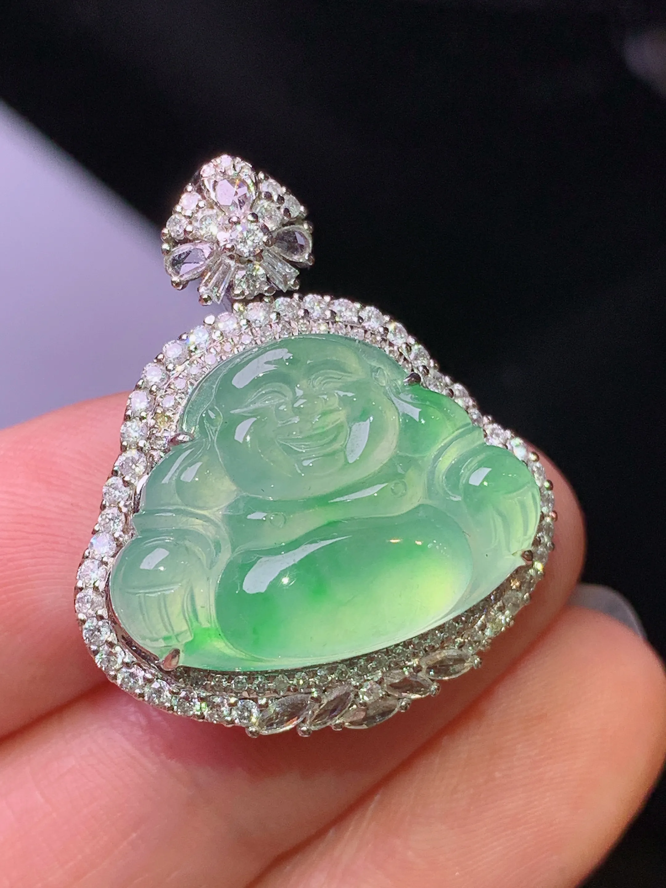 18k金钻镶嵌翠绿佛公吊坠 玉质细腻 色泽清新艳丽 整体尺寸28*23.8*9.8