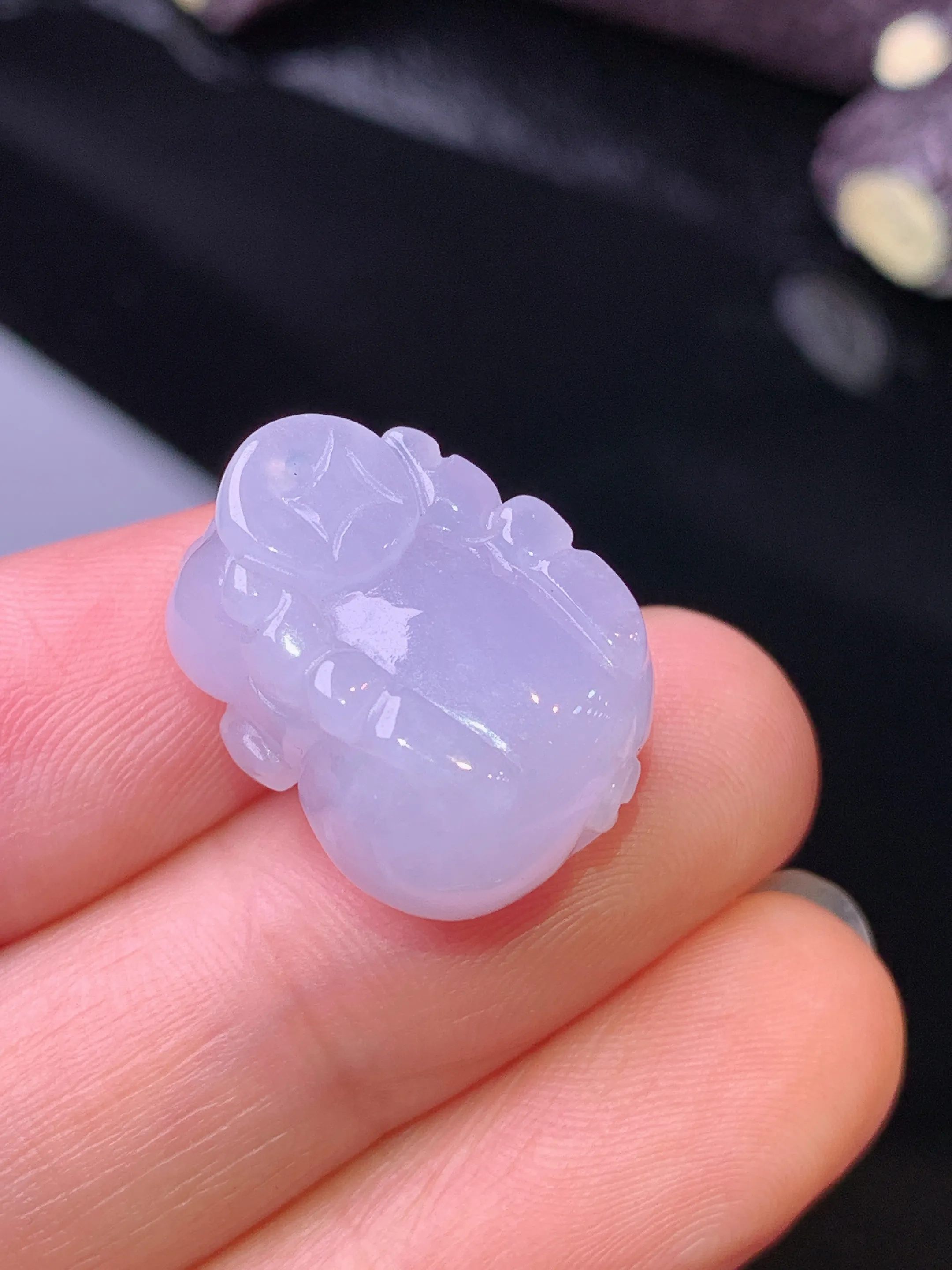 淡紫罗兰生肖猪吊坠 玉质细腻 色泽艳丽 整体尺寸19*15*10.5