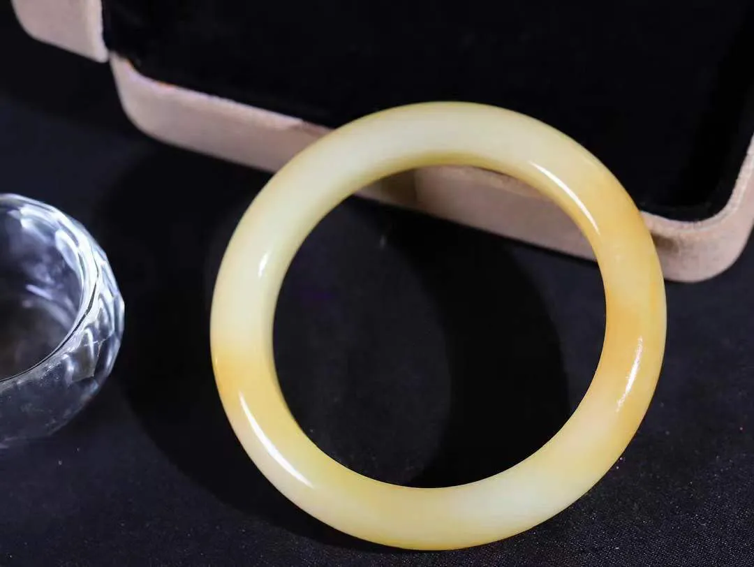 （一见倾心.手镯）

精品和田玉糖白玉手镯，玉质温润细腻 油性十足 手感舒适，高华雅逸，线条流畅，简