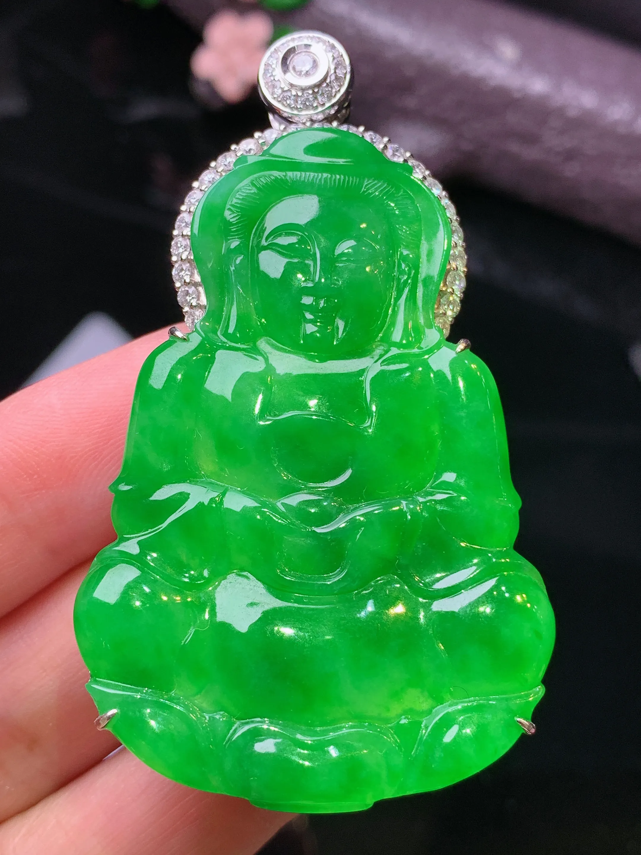 18k金钻镶嵌满绿观音菩萨吊坠 玉质细腻 色泽清新艳丽 整体尺寸62.2*35.8*10