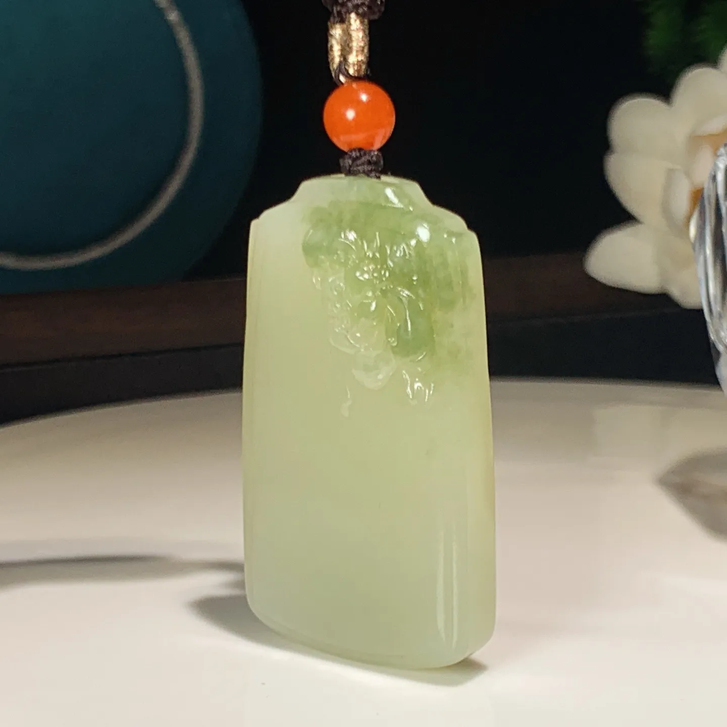 新疆和田玉蓝翠花开富贵平安无事牌挂件。尺寸49/27/9重31.5克。玉质细腻油润。手推出油。品相大