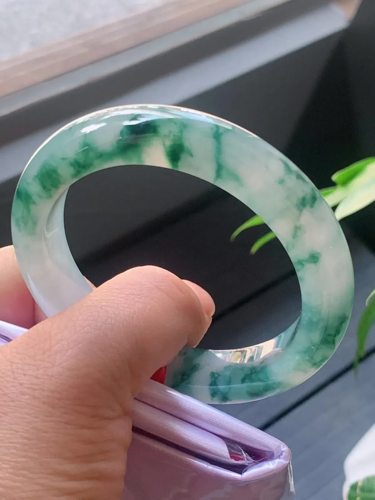 【翡翠名称】老种冰飘花56.8正圈口翡翠手镯
【翡翠尺寸】56.8/12.2/9.8mm适合55.8-58正圈口佩戴
【翡翠描述】宝贝种老水足，玉质细腻，色泽靓丽，性价比高，佩戴效果好！
【其它赠送】权威证书/精美挂绳盒子/支持全国复检