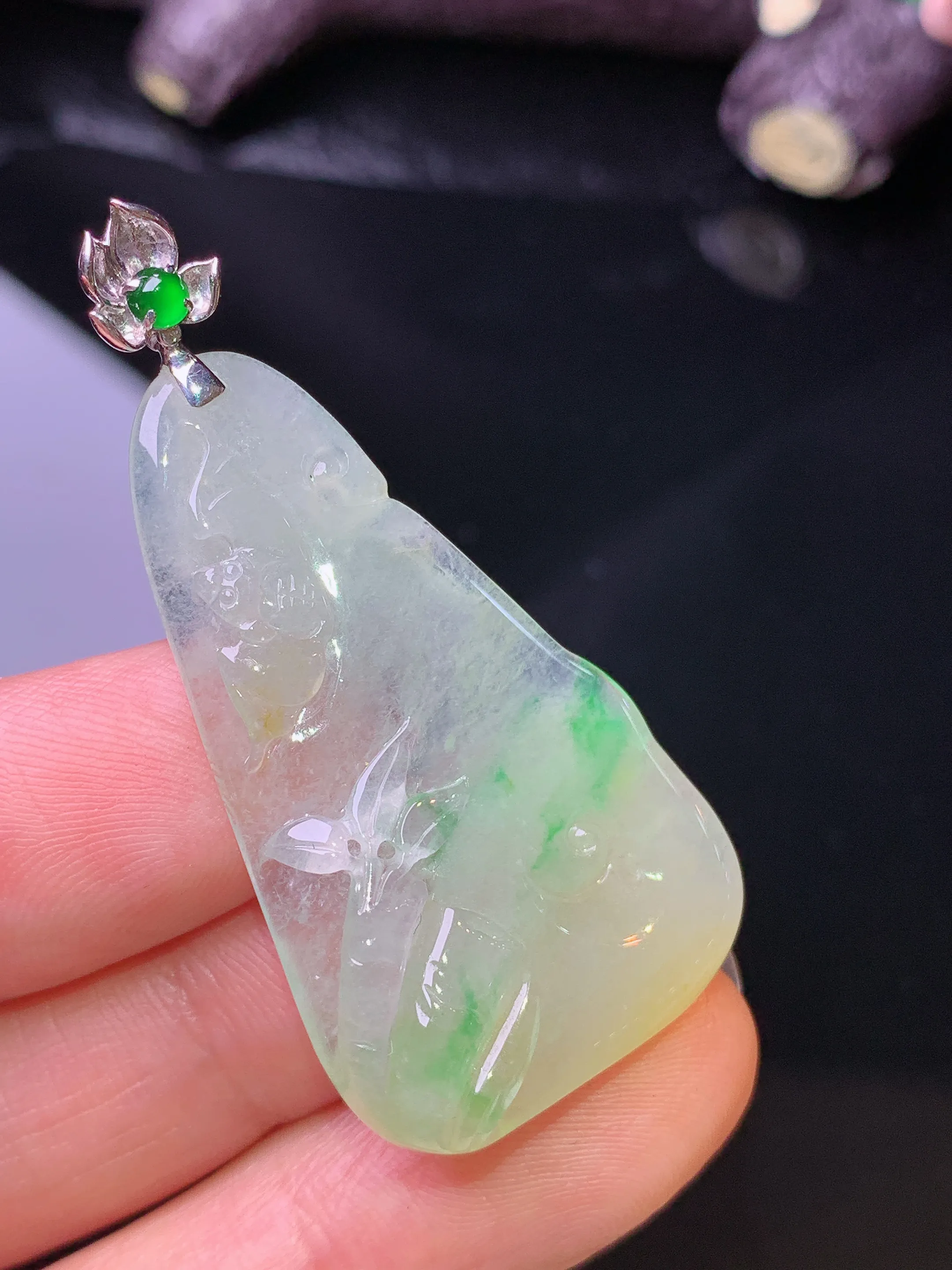 18k金项链飘花雕花牌吊坠 玉质细腻 色泽清新艳丽 整体尺寸45.2*22.2*6