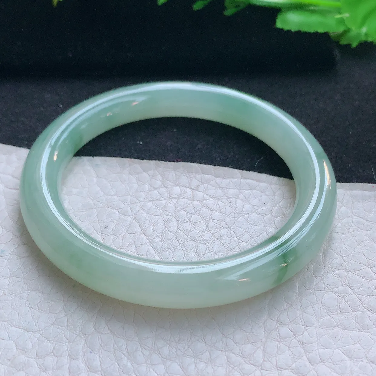 xx自然光56*9.3美人镯 翡翠a货玉手镯冰飘花圆条玉手环 叮当镯