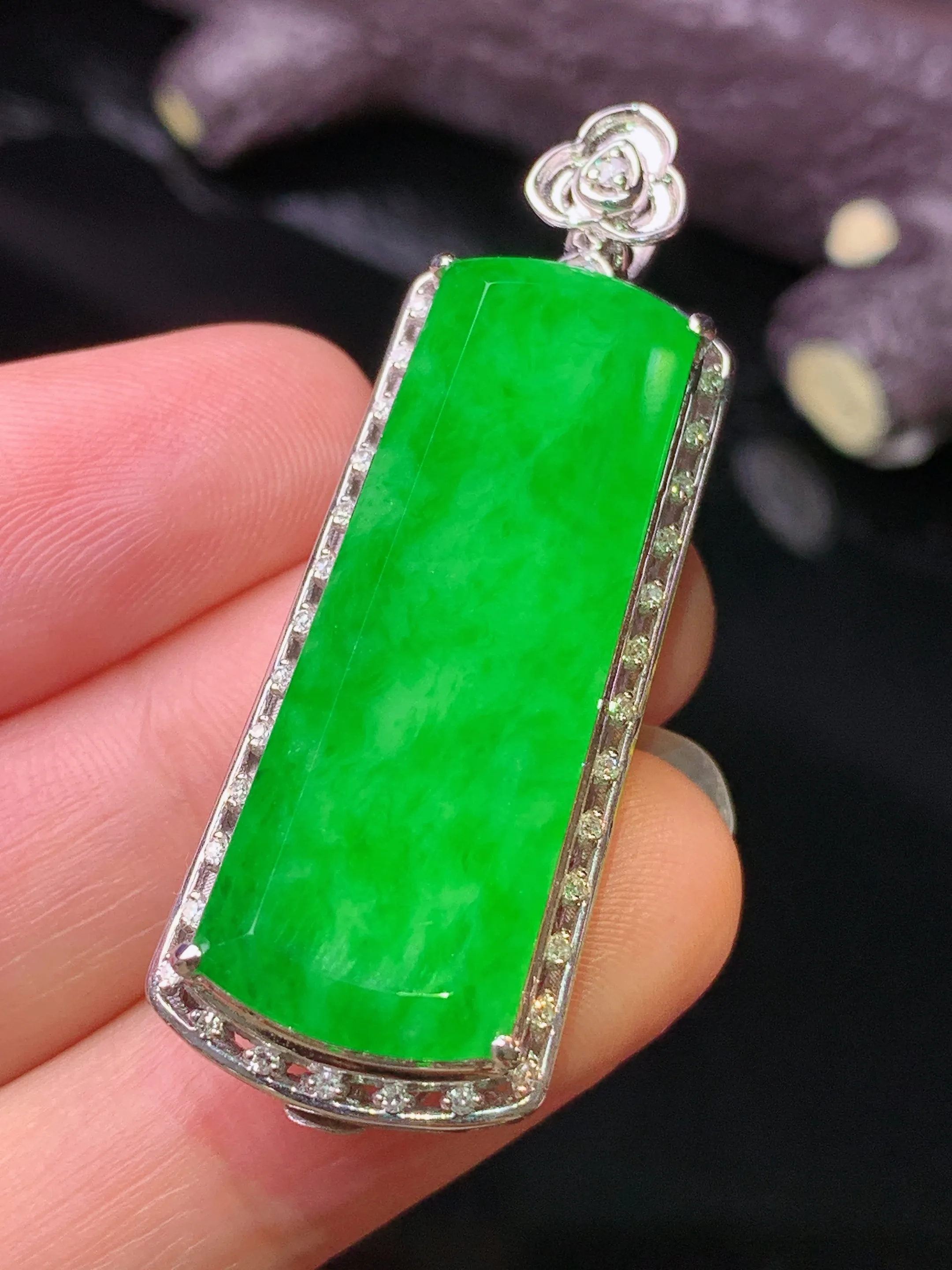 18k金钻镶嵌满绿无事牌吊坠 玉质细腻 色泽清新艳丽 整体尺寸44.6*15.7*8