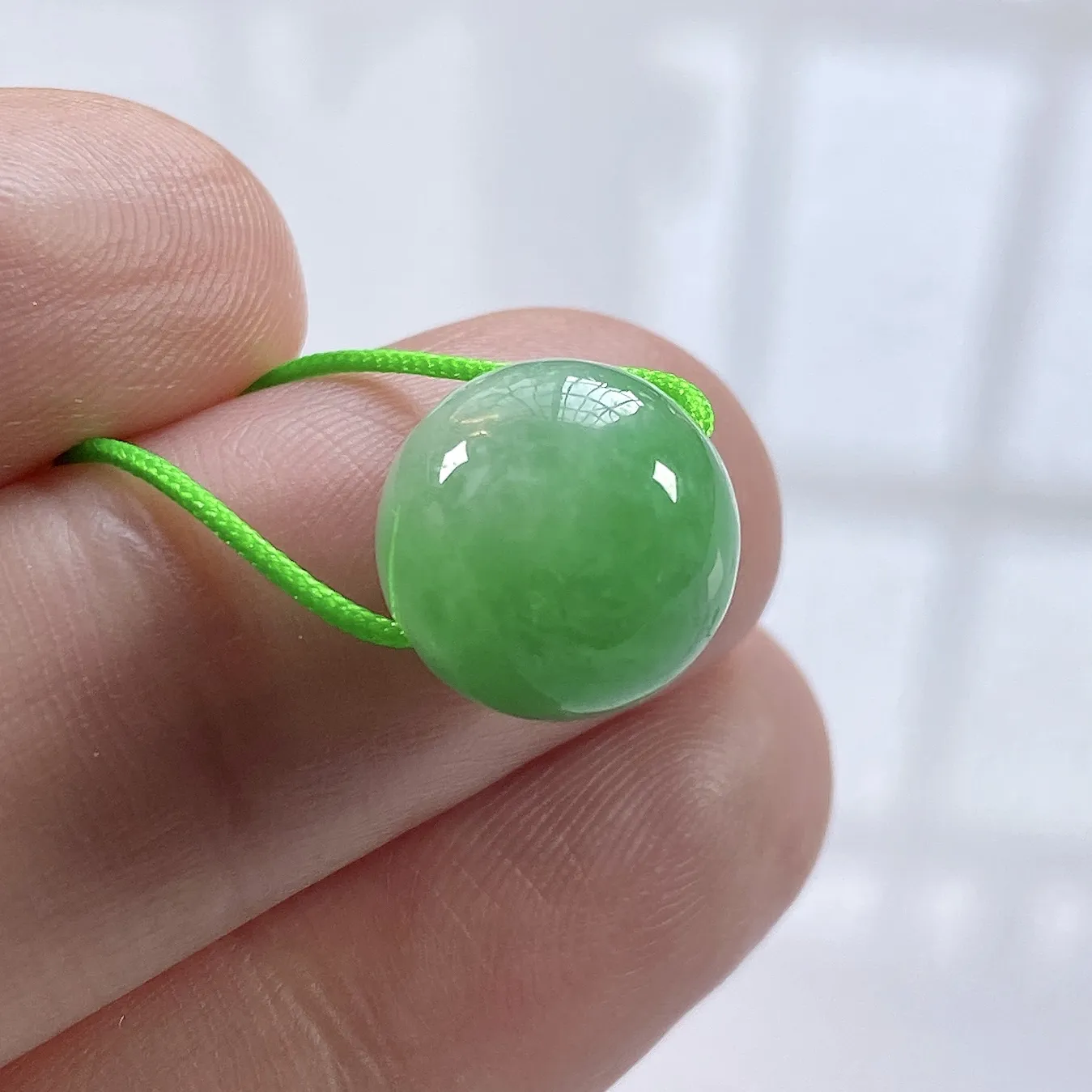 缅甸天然翡翠A货，卡12冰润满绿豆阳绿圆珠单珠一颗，尺寸：12mm/1颗，重量：3.10g（含绳），