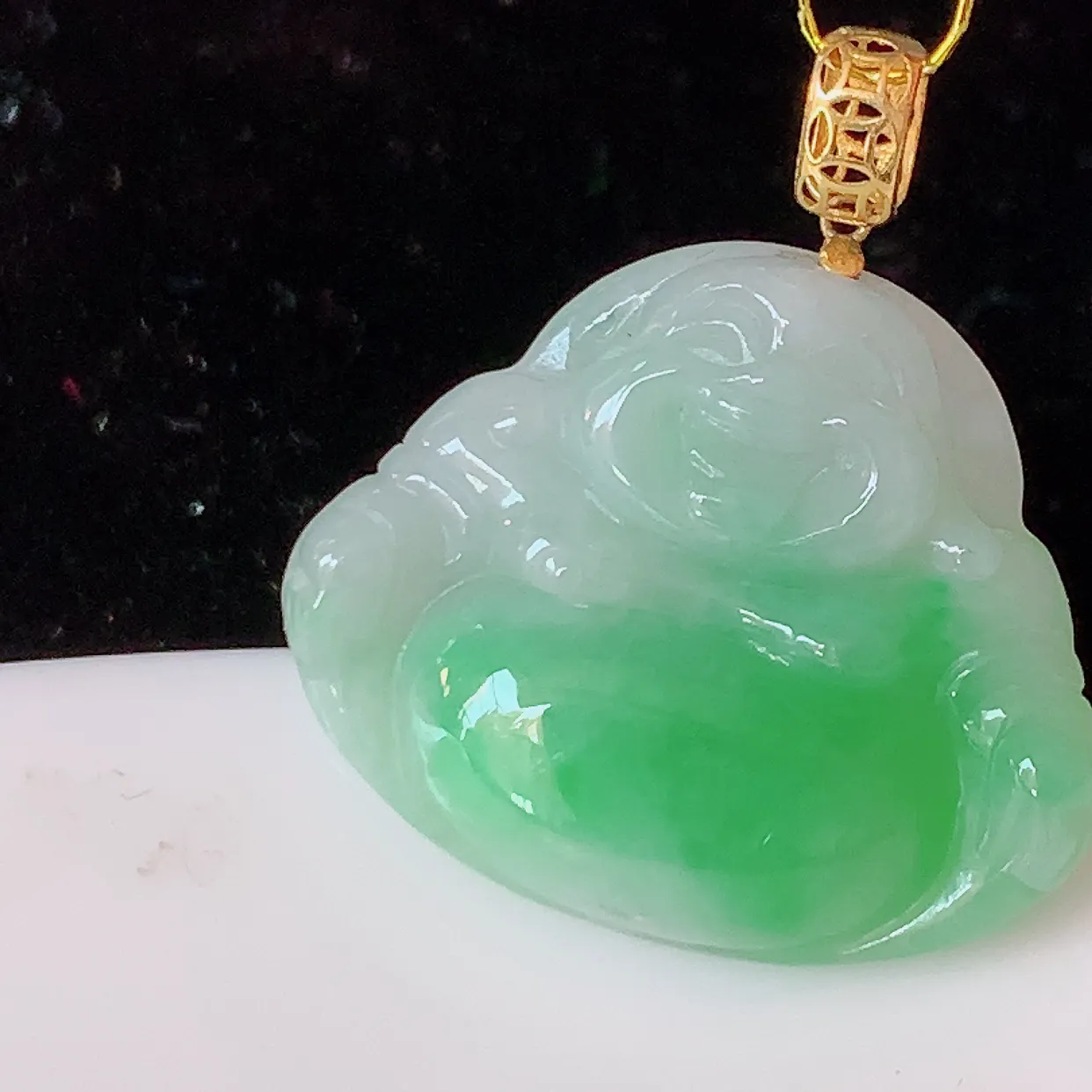 18k金镶嵌冰胶飘绿翡翠佛公吊坠，款式新颖时尚，日常百搭的款。清秀高雅，佩戴优雅高贵！#35.16