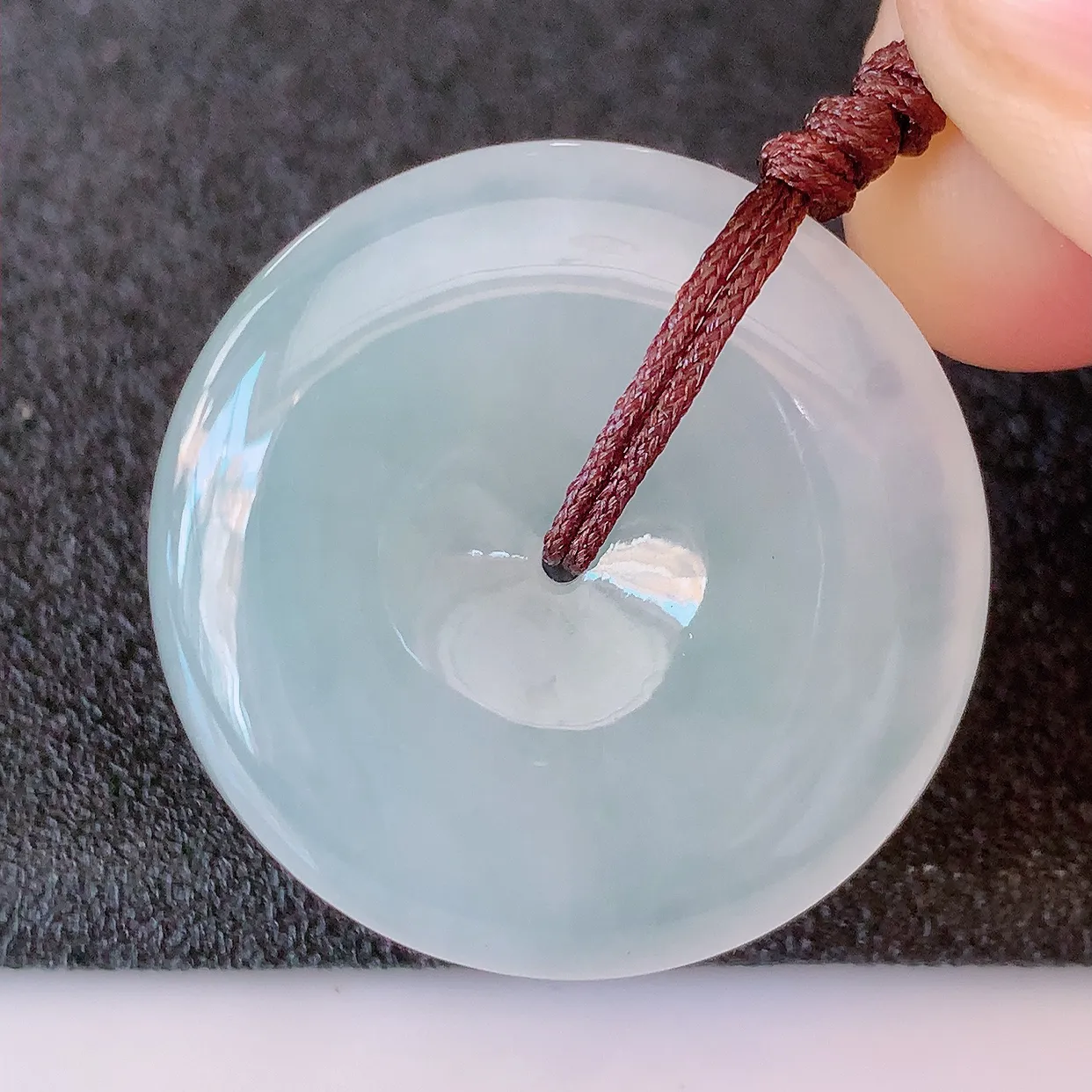 自然光实拍，冰种翡翠平安扣吊坠，玉扣，平安是福；很美的料子，平安扣佩戴优雅迷人！#41.16