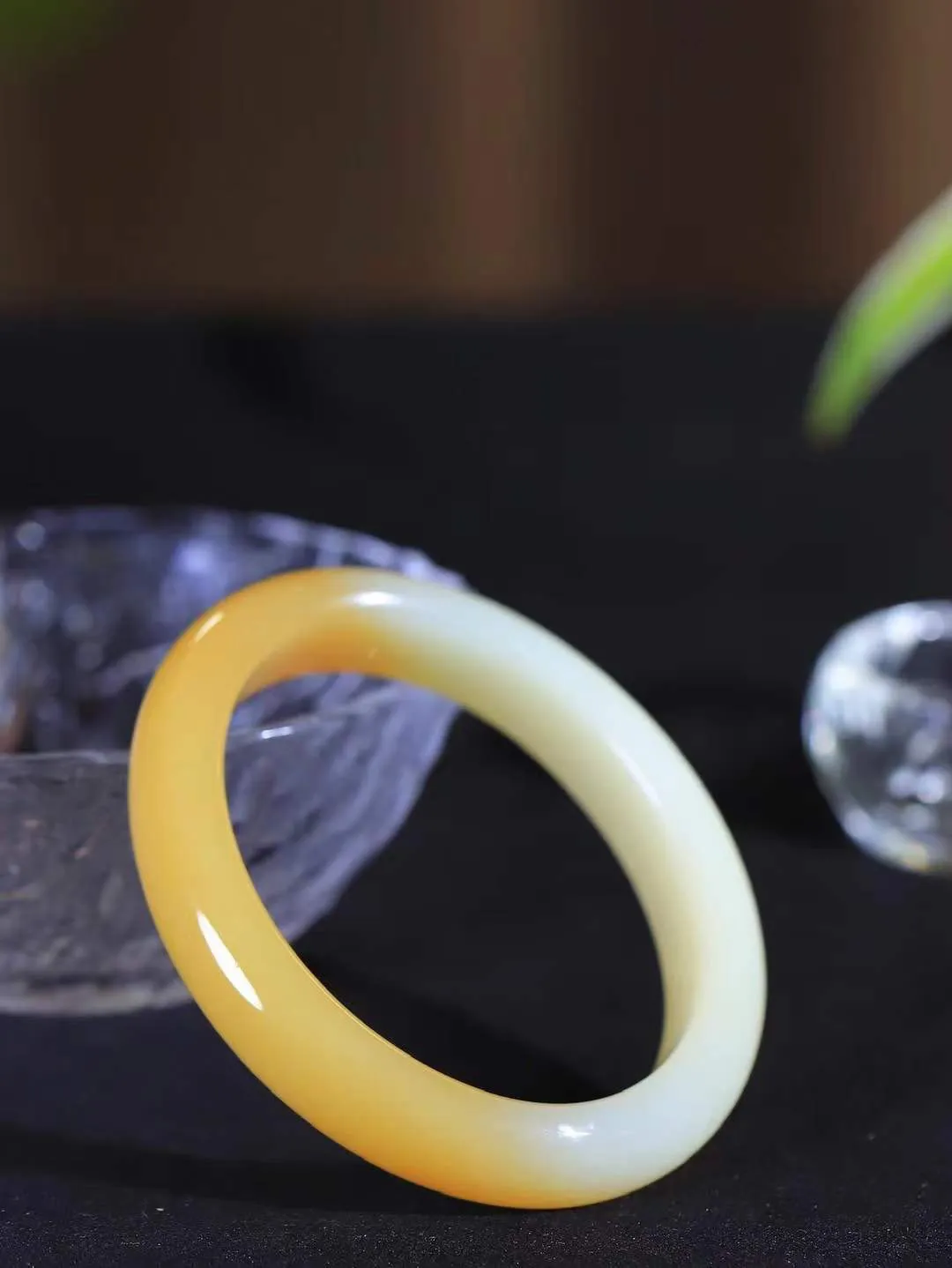 【贵妃镯.玉腕清响】    

精品和田玉糖白玉贵妃镯，玉质温润细腻 油性十足 相传杨贵妃十分喜爱椭圆形态手镯，后人称其为贵妃镯。因其形与人手腕形相吻合，佩戴更服帖，别具妩媚风格。
重44.2克   内径53-47mm尺寸11.7-8mm   fDL-101251716