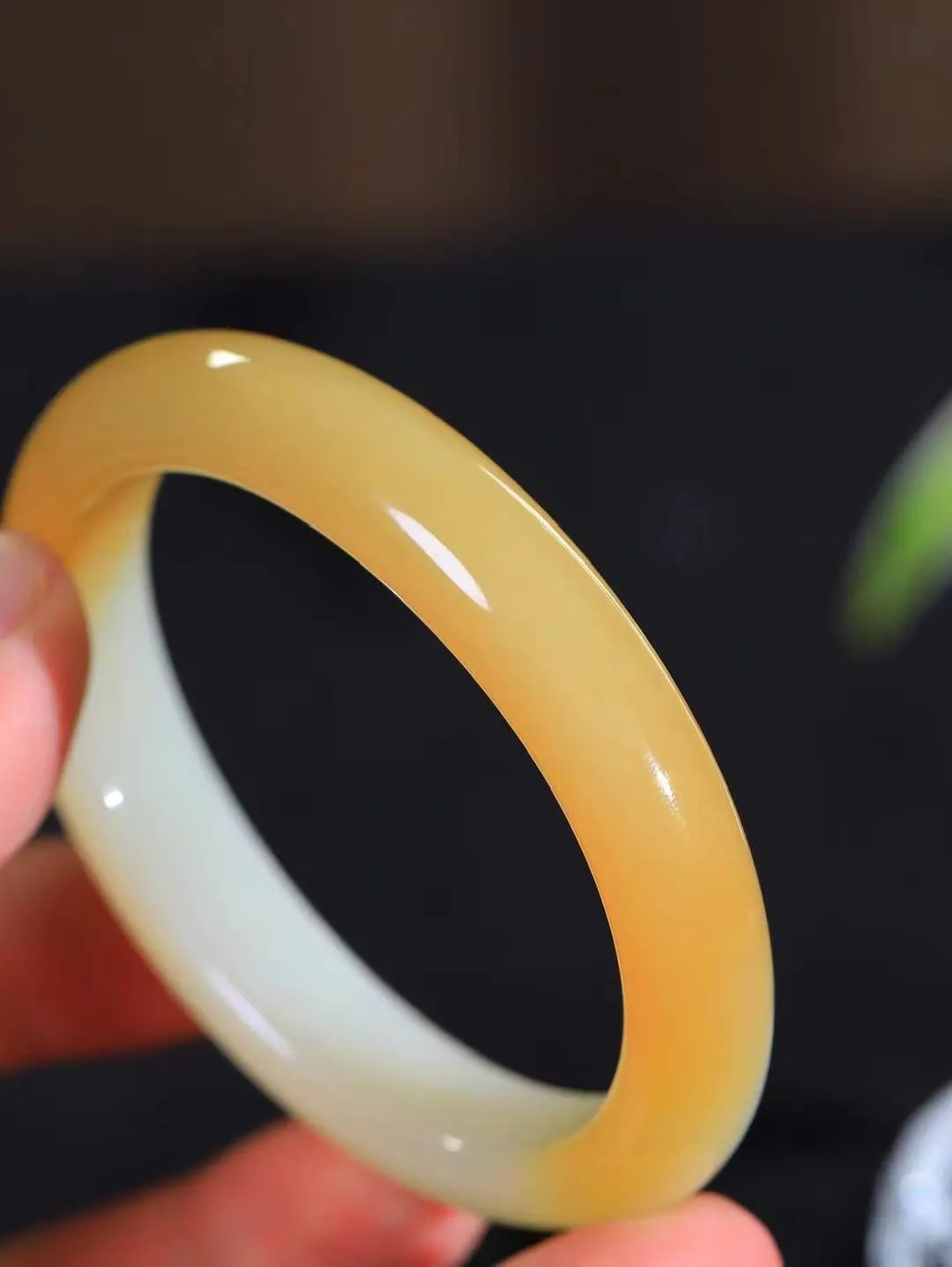 【贵妃镯.玉腕清响】    

精品和田玉糖白玉贵妃镯，玉质温润细腻 油性十足 相传杨贵妃十分喜爱椭圆形态手镯，后人称其为贵妃镯。因其形与人手腕形相吻合，佩戴更服帖，别具妩媚风格。
重44.2克   内径53-47mm尺寸11.7-8mm   fDL-101251716