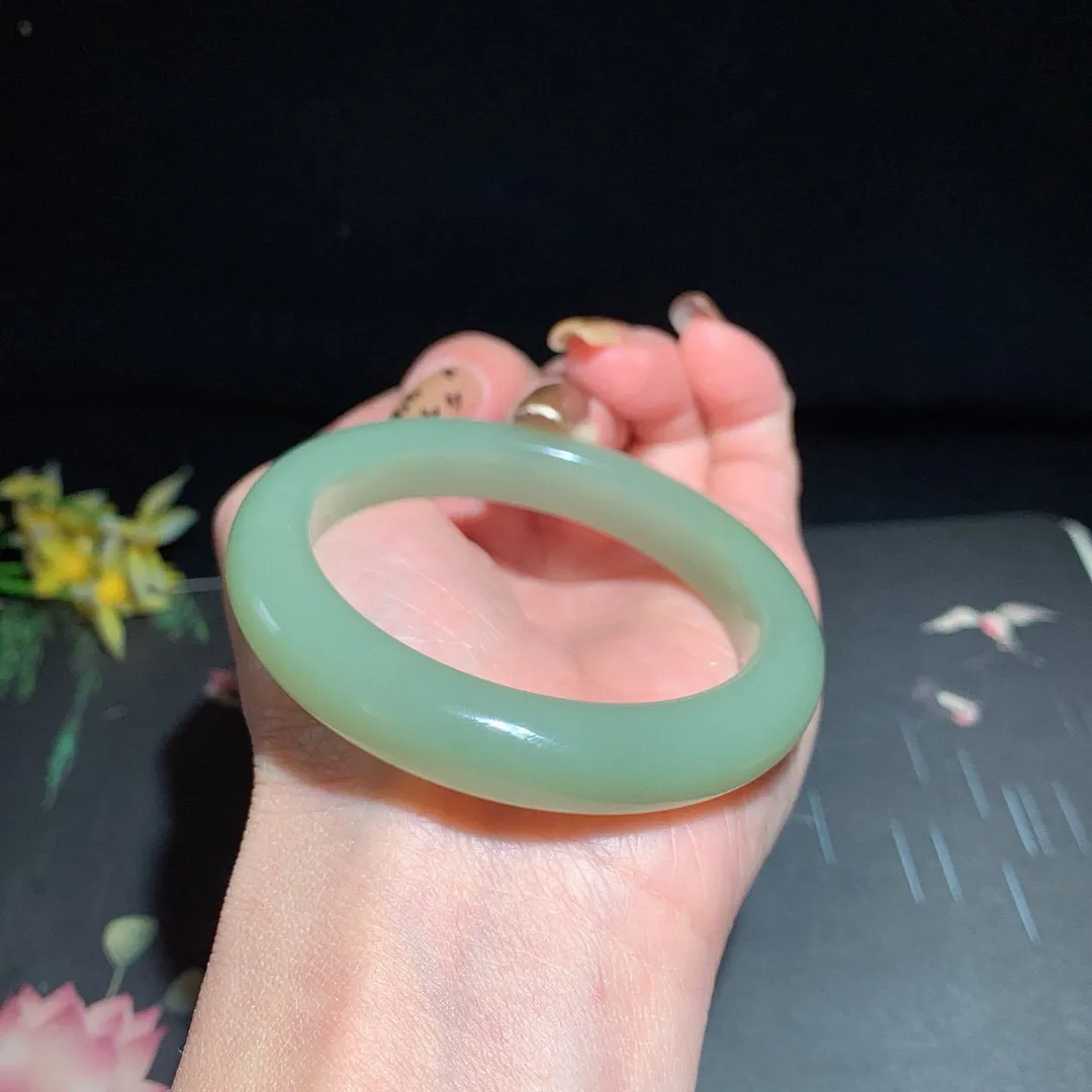 和田玉52圈晴水色手镯！玉质细腻油润 底色纯净  无裂无黑 脂粉好，品质高。