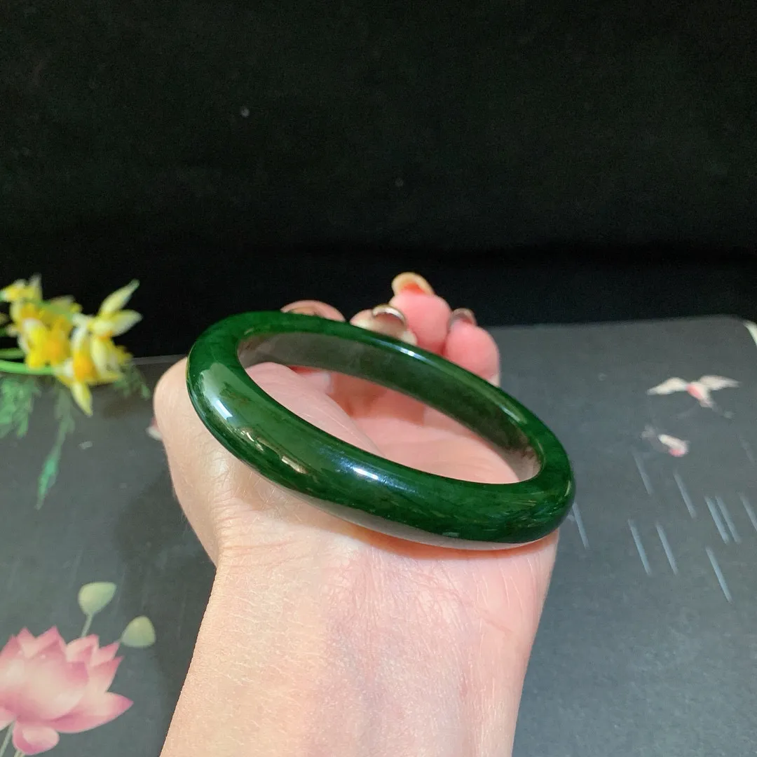 和田玉58.5圈口菠菜绿碧玉手镯！玉质细腻油润 底色纯净 无裂无棉 脂粉好，品质高