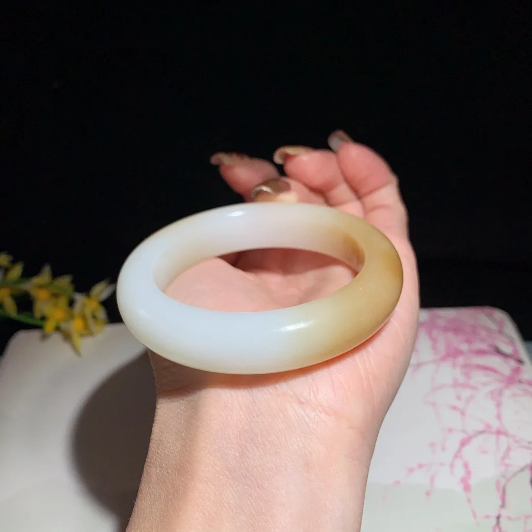 和田玉54圈口且末糖宽条手镯！玉质细腻油润 底色纯净 无裂无杂 脂粉好，品质高