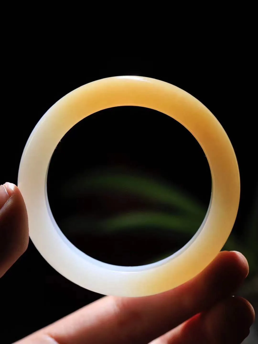 【婉约佳人.镯】

精品和田玉糖白玉手镯，玉质细腻，触感温润，佩戴它，感受玉石的温度与自然的灵性，让每一天都充满诗意与美好。重50.6克  尺寸52.5-12.2-9mm  111251833T