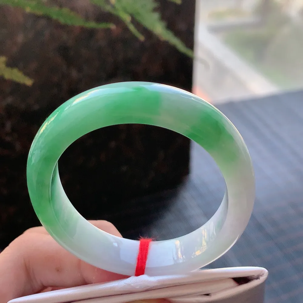 贵妃冰糯翠绿 无瑕 尺寸:56.2/47.8/11.9/7.5 色好