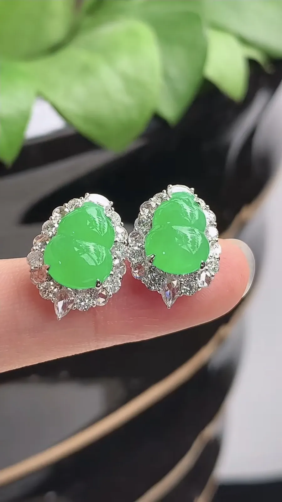 a货翡翠冰种18K金伴钻镶嵌阳绿葫芦耳钉 尺寸10.4×7.6mm 重量4.10g 1214