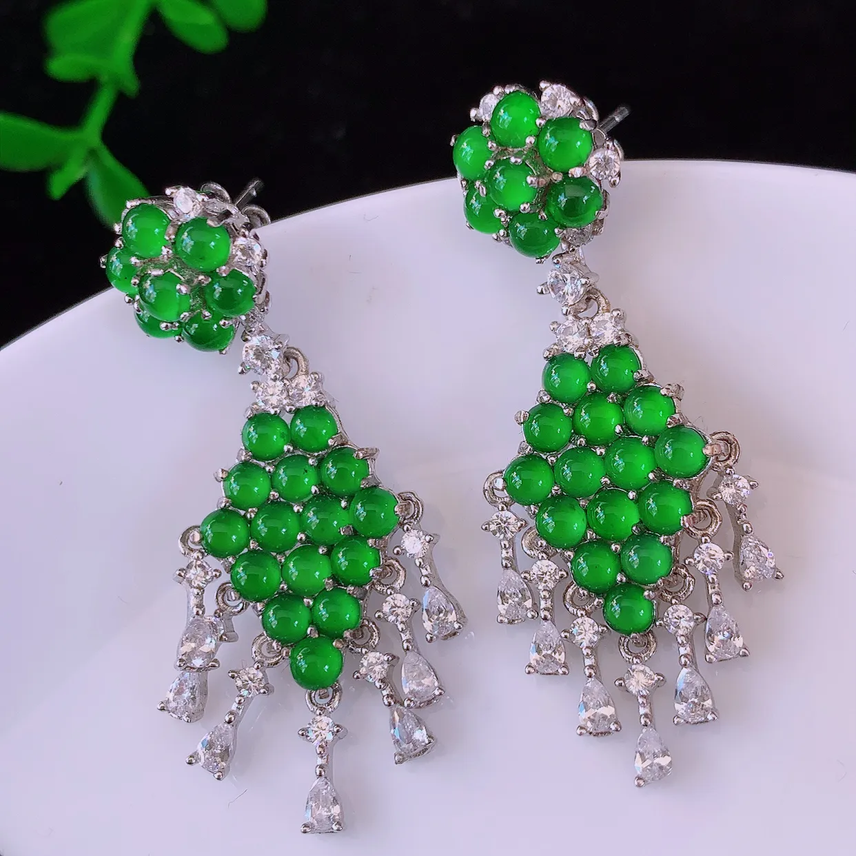 冰透满绿翡翠925银镶嵌耳坠，自然光实拍，翠色灵动，颜色漂亮，种老水足，品相佳，佩戴佳品！#97.16整体40*15*16裸石2.8*2.8