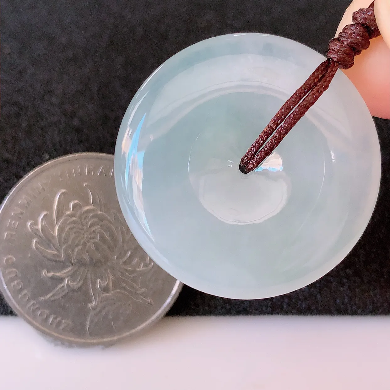 自然光实拍，冰种翡翠平安扣吊坠，玉扣，平安是福；很美的料子，平安扣佩戴优雅迷人！#41.16