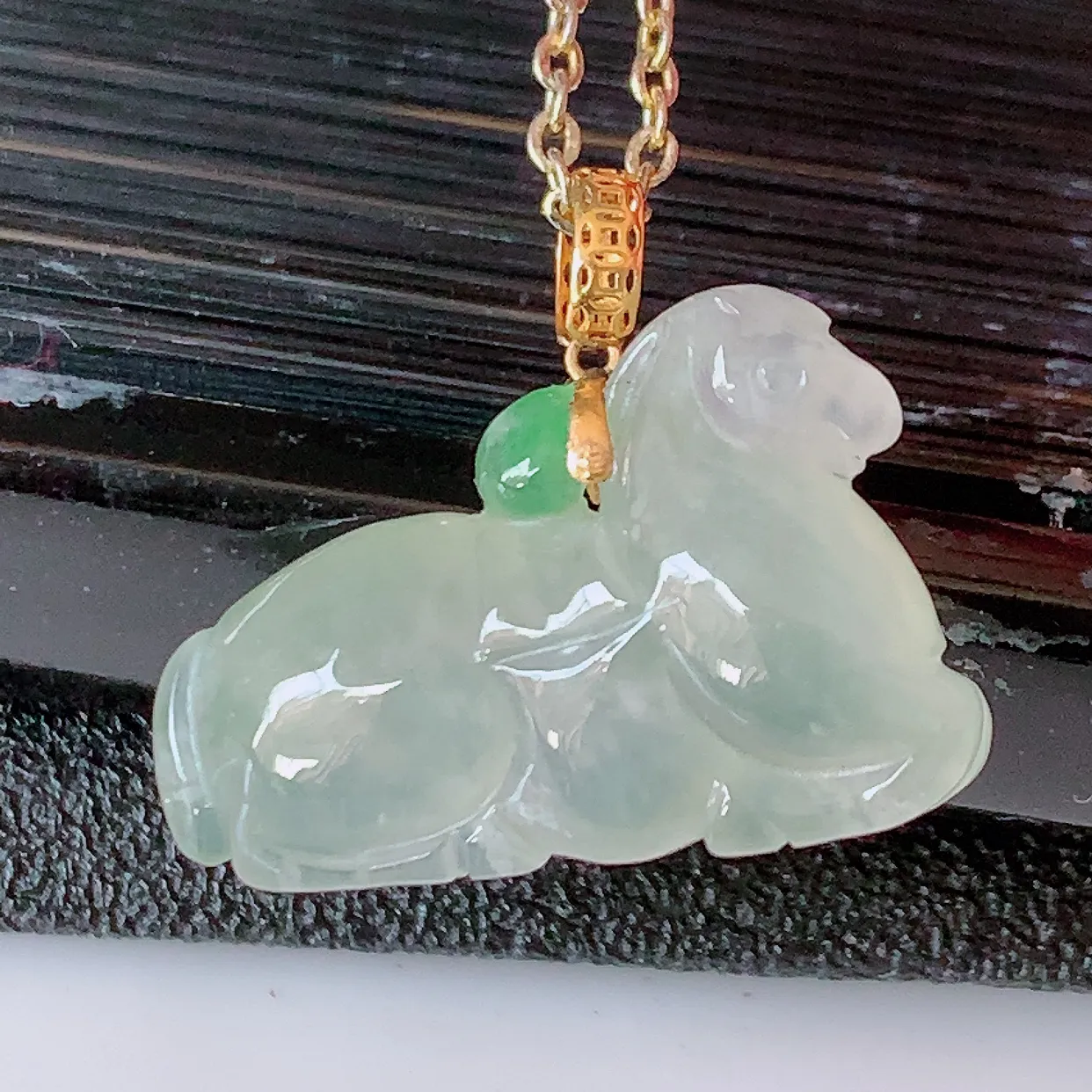 18k金镶嵌冰种飘绿翡翠生肖马上有钱吊坠，沁人心脾，精致典雅的设计，为佩戴者，增添色彩，送礼自留都是佳品选择！#1.16