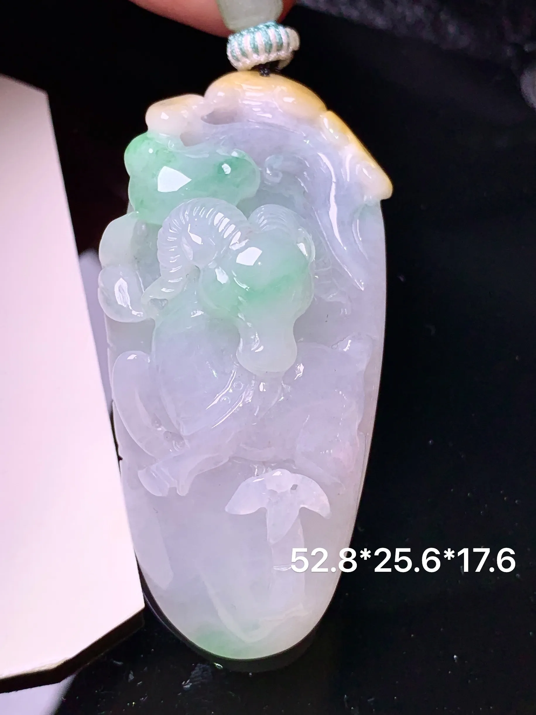 飘绿羊牌吊坠 玉质细腻 色泽清新艳丽 整体尺寸52.8*25.6*17.6