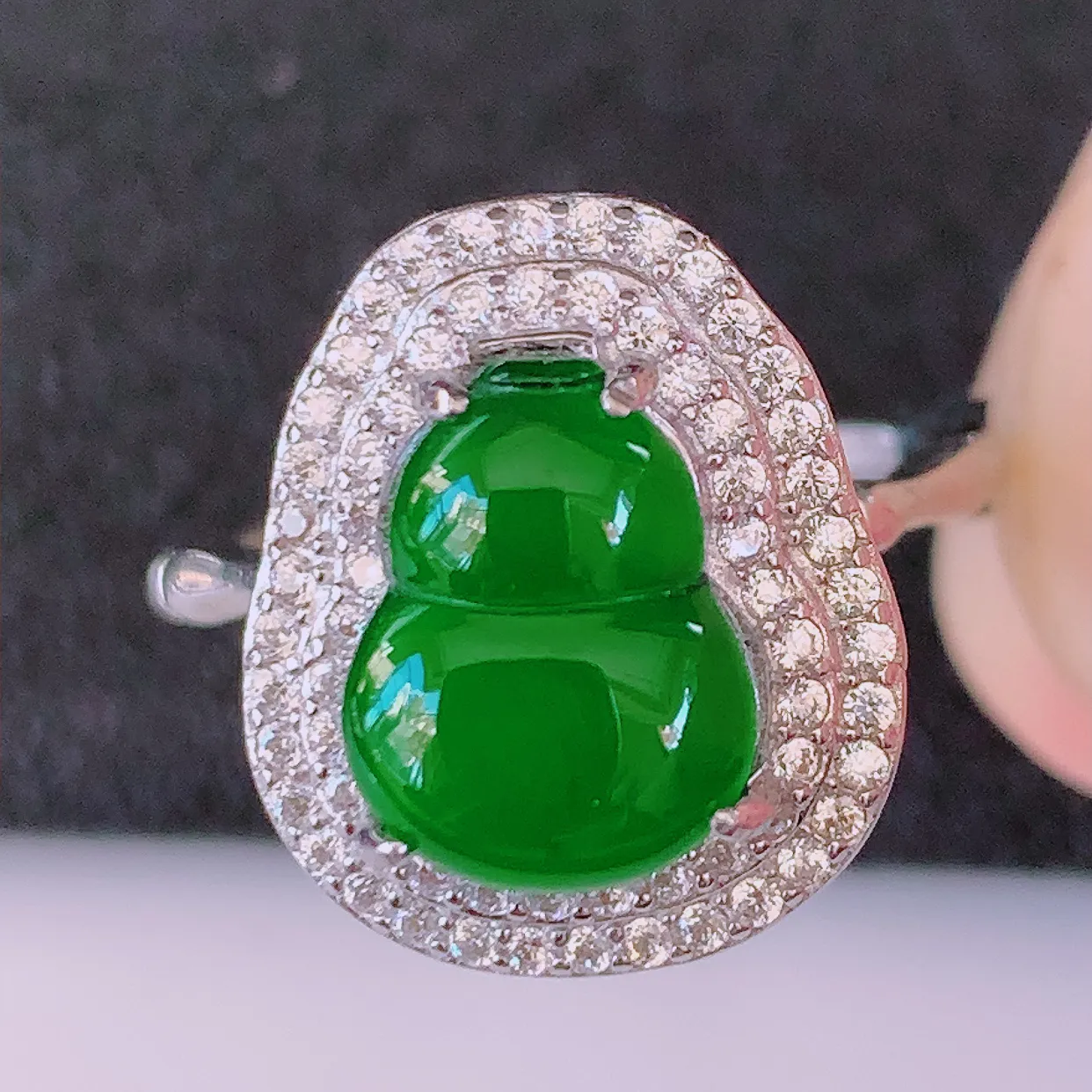 冰透满绿翡翠925银镶嵌葫芦戒指，自然光实拍，翠色灵动，颜色漂亮，种老水足，品相佳，佩戴佳品！#97.16（圈口可调大小）整体27.5*16*9.5裸石10*7.6