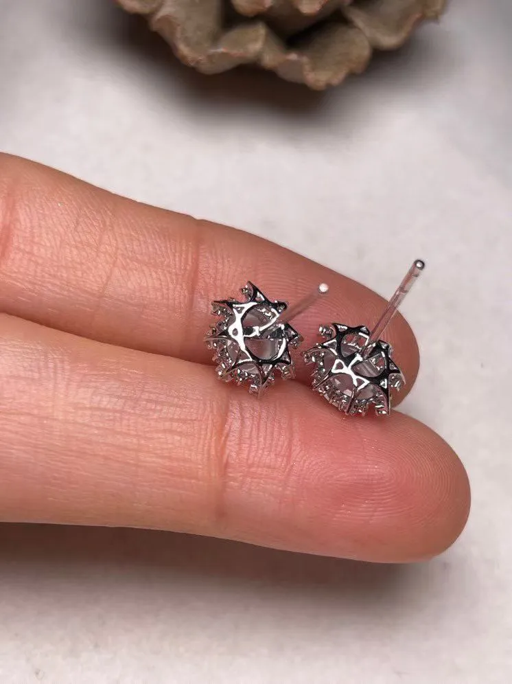 冰种蛋面耳钉、真金真钻镶嵌，种水好，玉质细腻 .裸石尺寸 5.8*4.9