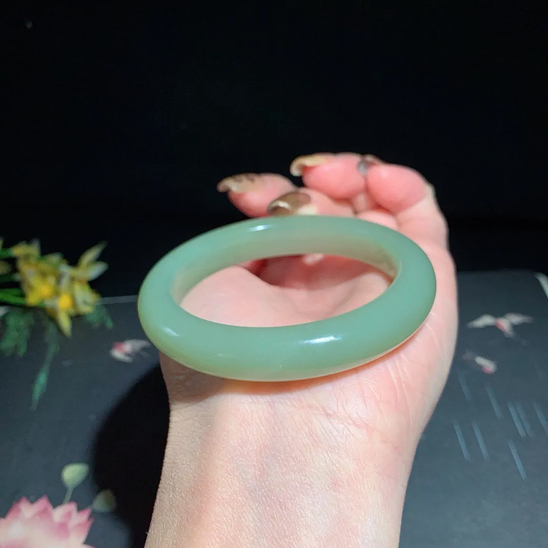 和田玉52圈晴水色手镯！玉质细腻油润 底色纯净  无裂无黑 脂粉好，品质高。