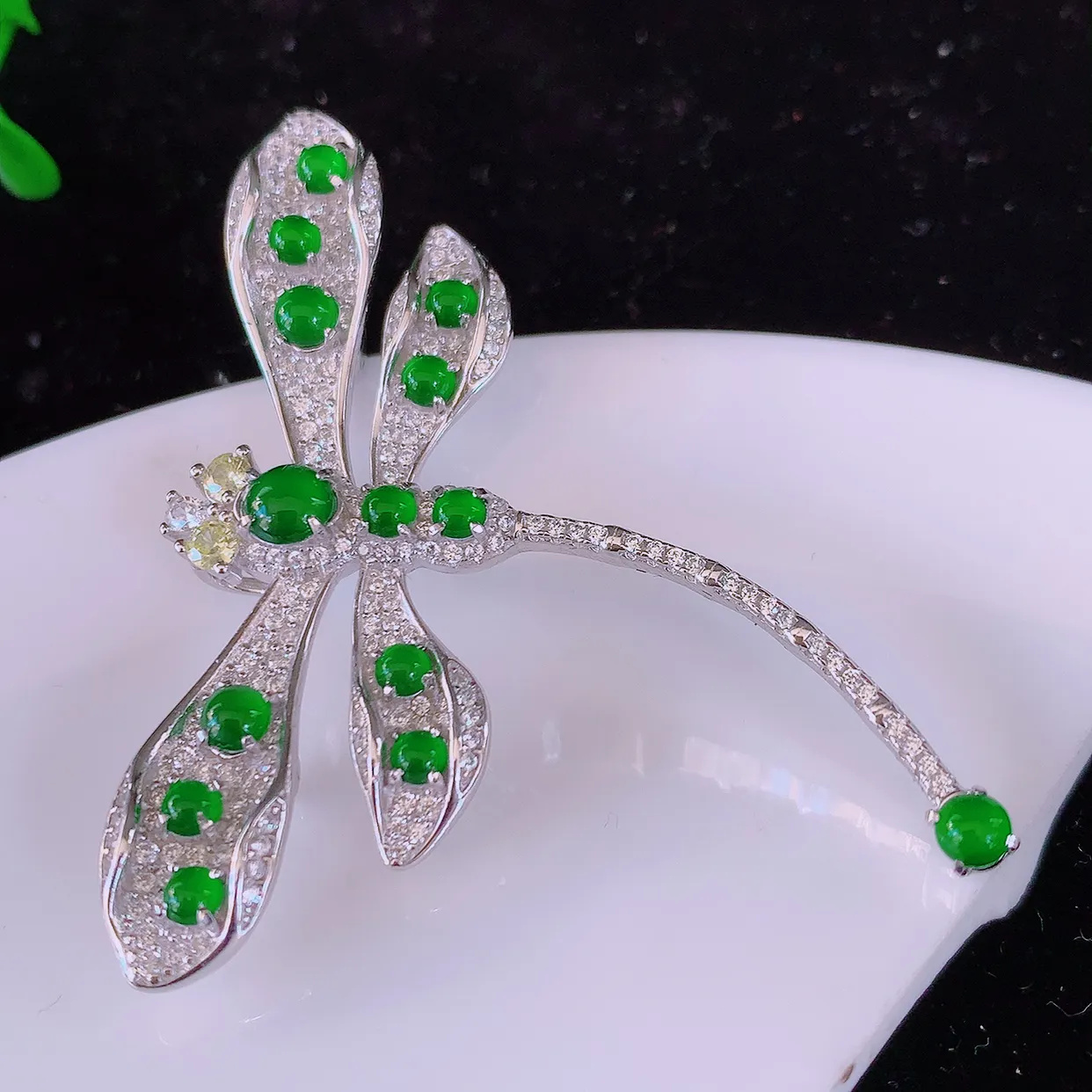 冰透满绿翡翠925银镶嵌蜻蜓胸针，自然光实拍，翠色灵动，颜色漂亮，种老水足，品相佳，佩戴佳品！#97