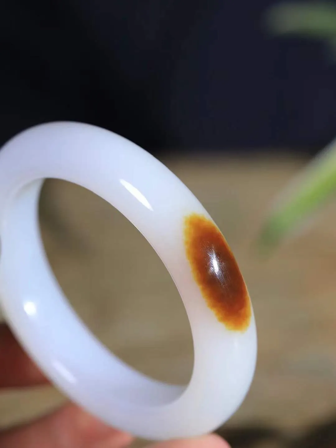 【腕间柔情.手镯】   

珍藏级️和田玉糖白玉手镯 玉质温润细腻 油性十足 古朴秀雅 轻抚岁月的栏杆软香温玉，腕间玉镯轻轻晃动，令人情动心间，撷一缕月末的芬芳，把心思铺陈，时光静美，惟有你最温柔。重71.47克   尺寸55.5-13.7-10.2mm  461201755A