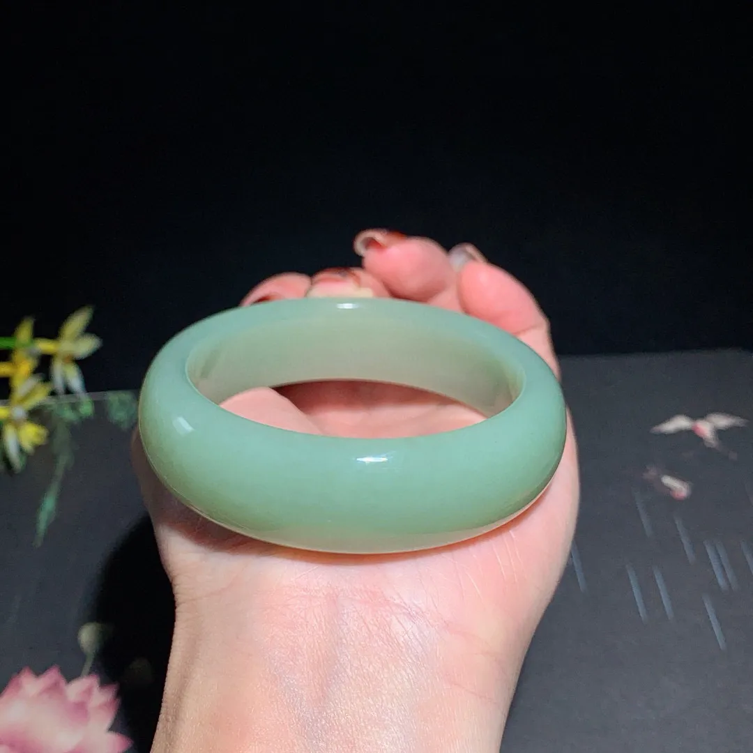 和田玉55.5圈口且末蓝手镯！玉质细腻油润 底色纯净 无裂无杂 脂粉好，品质高。