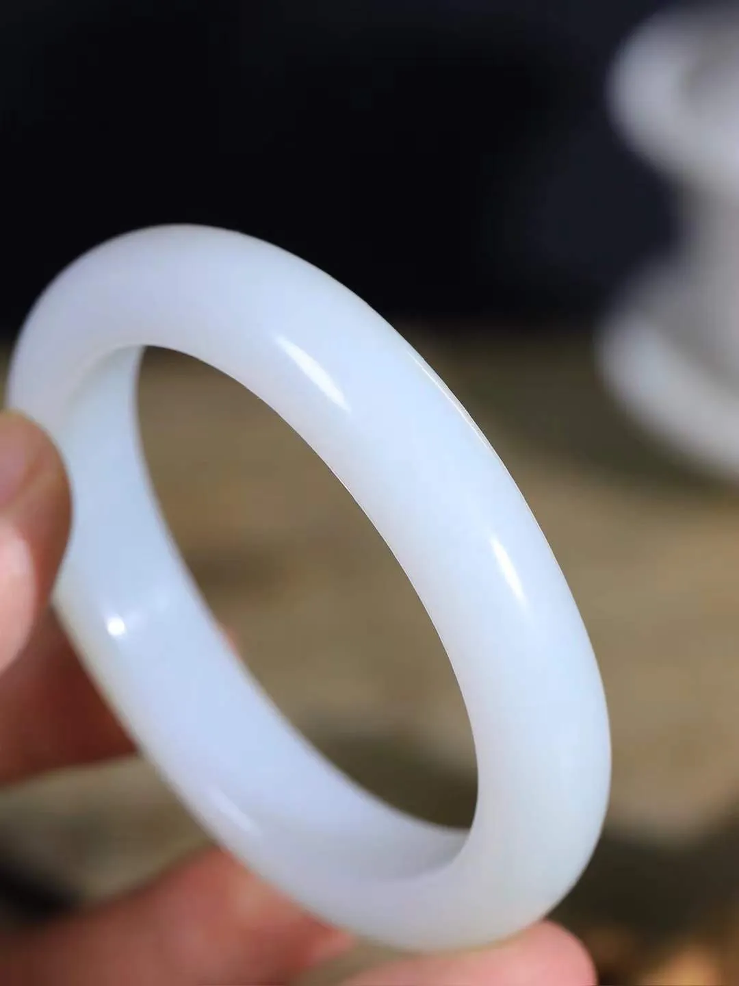 【贵妃镯.玉腕清响】    

精品和田玉白玉贵妃镯，玉质温润细腻 油性十足 相传杨贵妃十分喜爱椭圆形态手镯，后人称其为贵妃镯。因其形与人手腕形相吻合，佩戴更服帖，别具妩媚风格。
重56.68克   内径56.5-49mm尺寸13-9mm   fDA-881201748