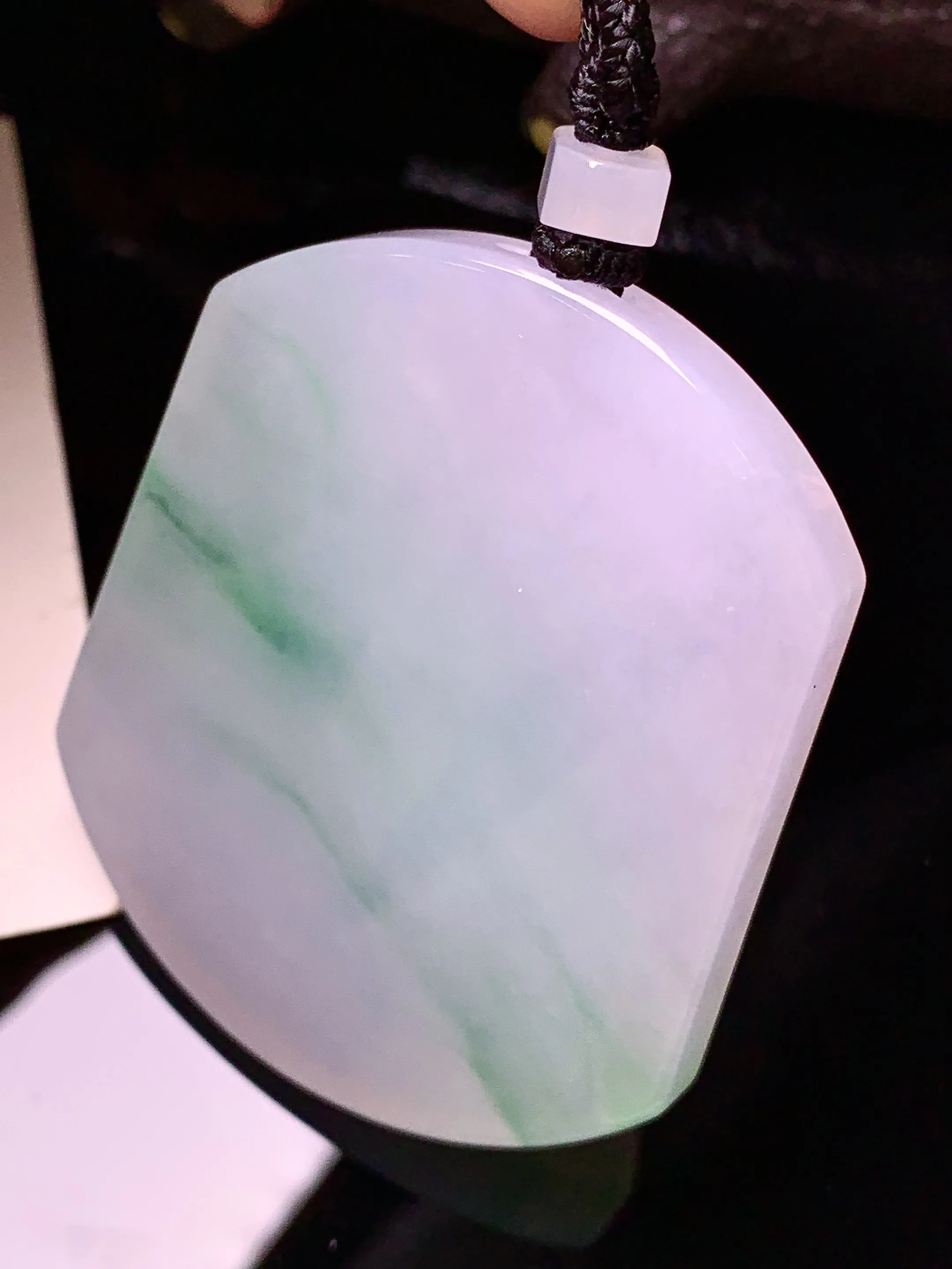 飘绿无事牌吊坠 玉质细腻 色泽清新艳丽 整体尺寸54*45*6.2