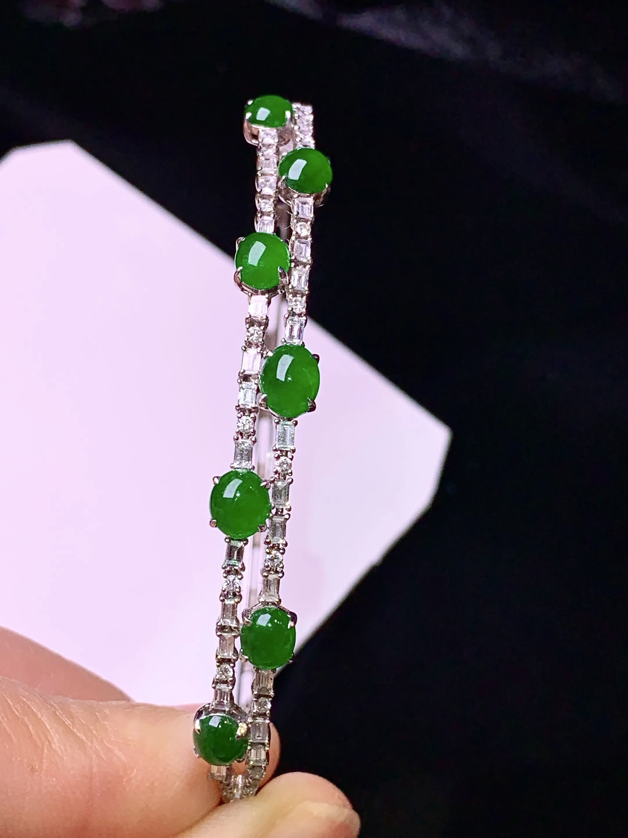 18k金钻镶嵌满绿蛋面手镯 玉质细腻 色泽清新艳丽 整体尺寸55.8*5.8*3.8