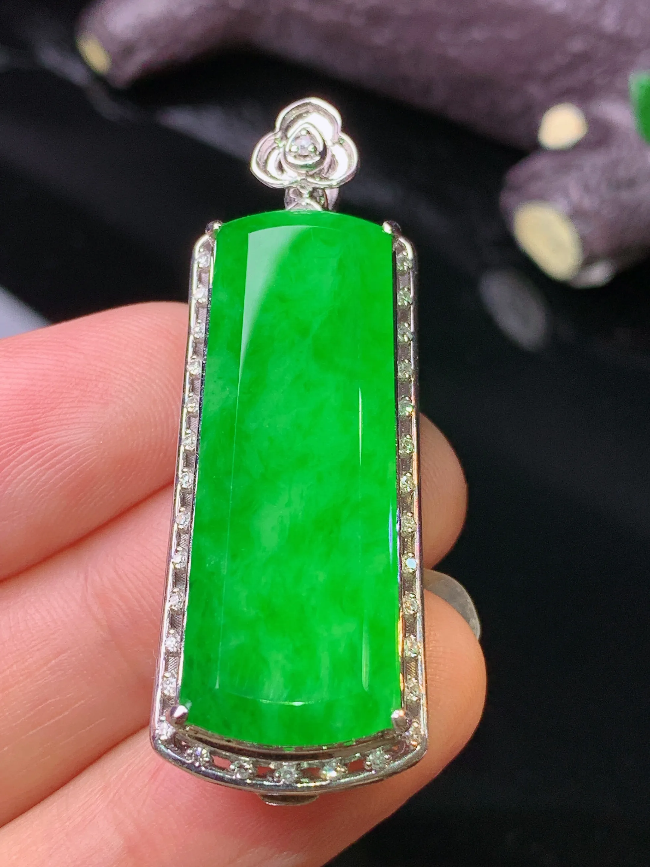 18k金钻镶嵌满绿无事牌吊坠 玉质细腻 色泽清新艳丽 整体尺寸44.6*15.7*8