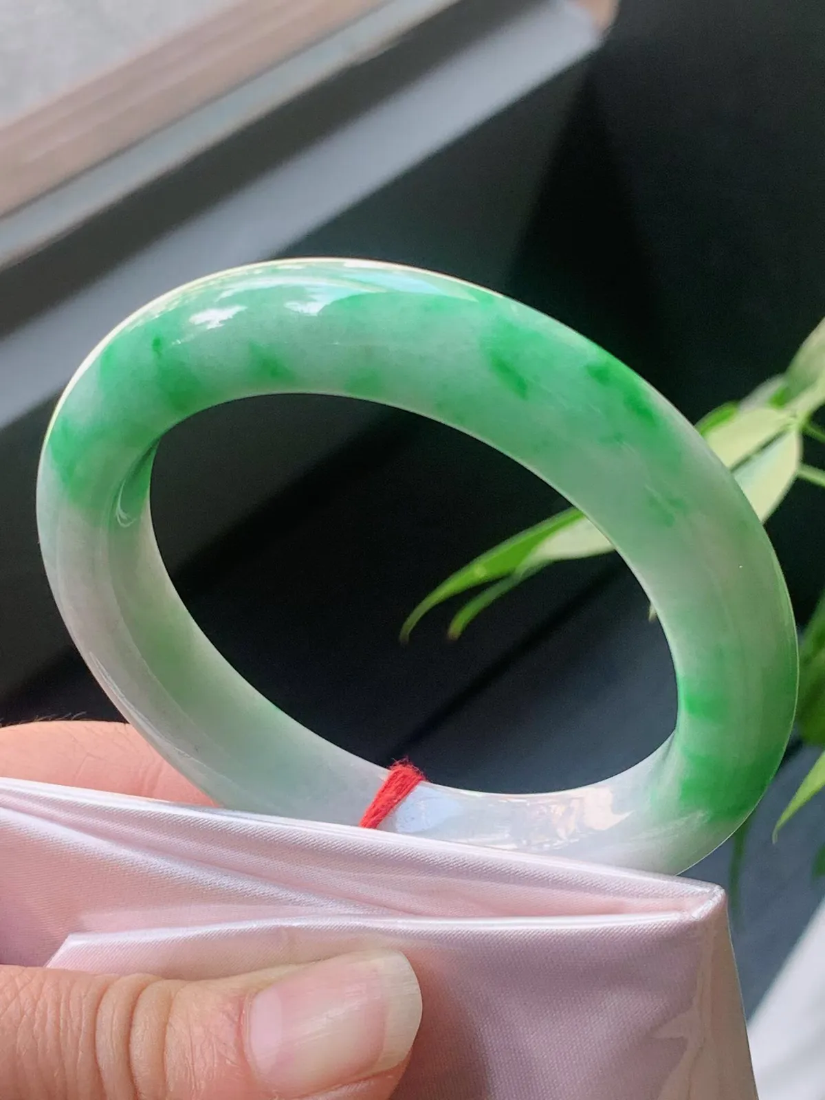 【翡翠名称】老坑种飘绿花54.2正圈口手镯
【翡翠尺寸】54.2/11.4/9.6mm适合53-55