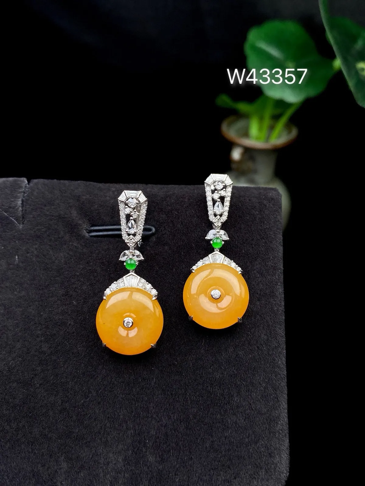 【冰种黄翡平安扣耳坠】质地细腻，种水上乘，纯净通透，收藏品质，18k金钻豪华镶嵌，裸石尺寸12.4*