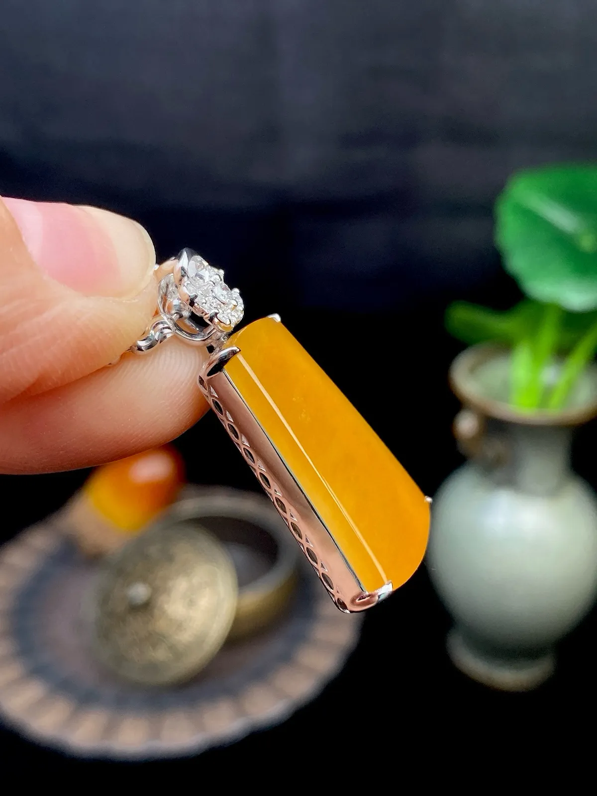 【冰种黄翡无事柱】质地细腻，冰润透亮，光泽出众，冰感十足，18k金钻镶嵌，裸石尺寸22.7*16.1