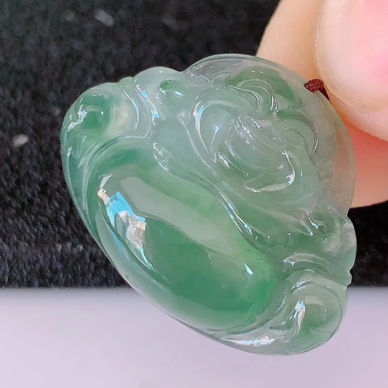 自然光实拍，冰种飘花翡翠佛公，水灵起胶，翠色迷人，佛公在心中，一生平安，饱满圆润，开怀大笑佛公，配戴灵气十足！#46.16