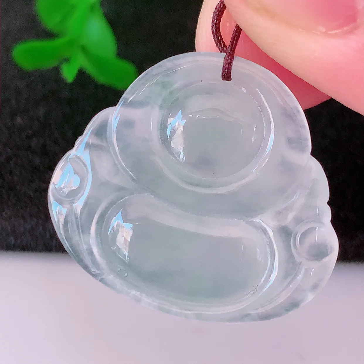 自然光实拍，冰种翡翠佛公，水灵起胶，翠色迷人，佛公在心中，一生平安，饱满圆润，开怀大笑佛公，配戴灵气十足！#46.16