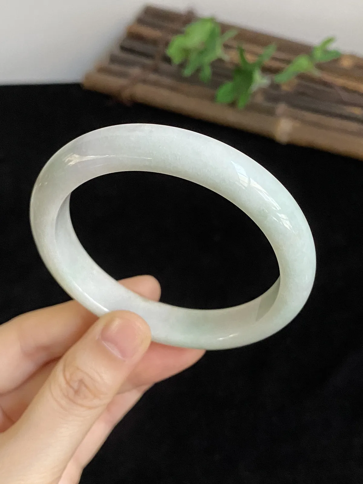 正圈57圈口，翡翠手镯，种老肉细，底子细腻，仙气飘飘，上手非常漂亮