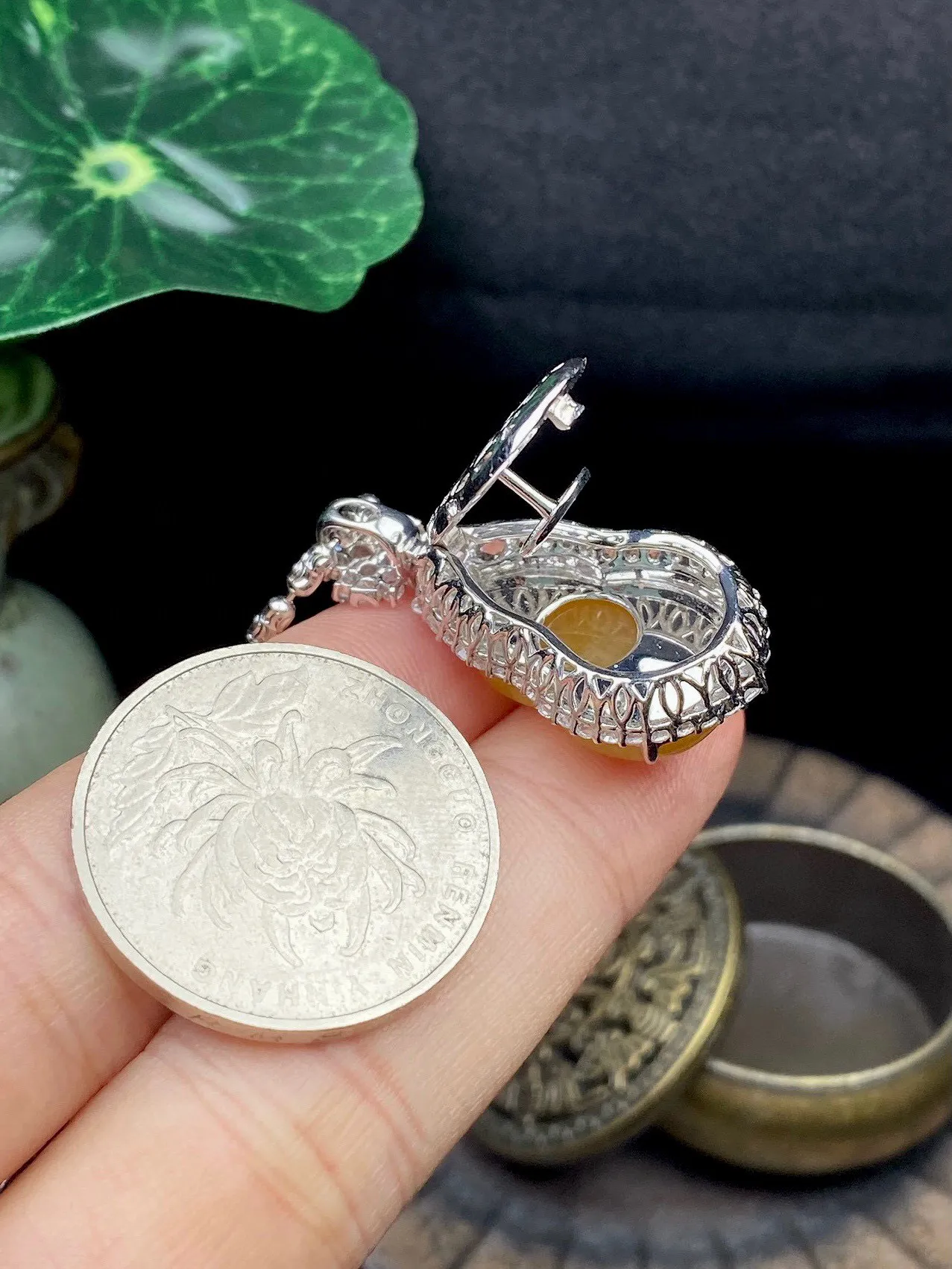 【冰种黄翡葫芦吊坠】质地细腻，冰感十足，晶莹透亮，18K金钻镶嵌，裸石尺寸19.8*13*5.9毫米