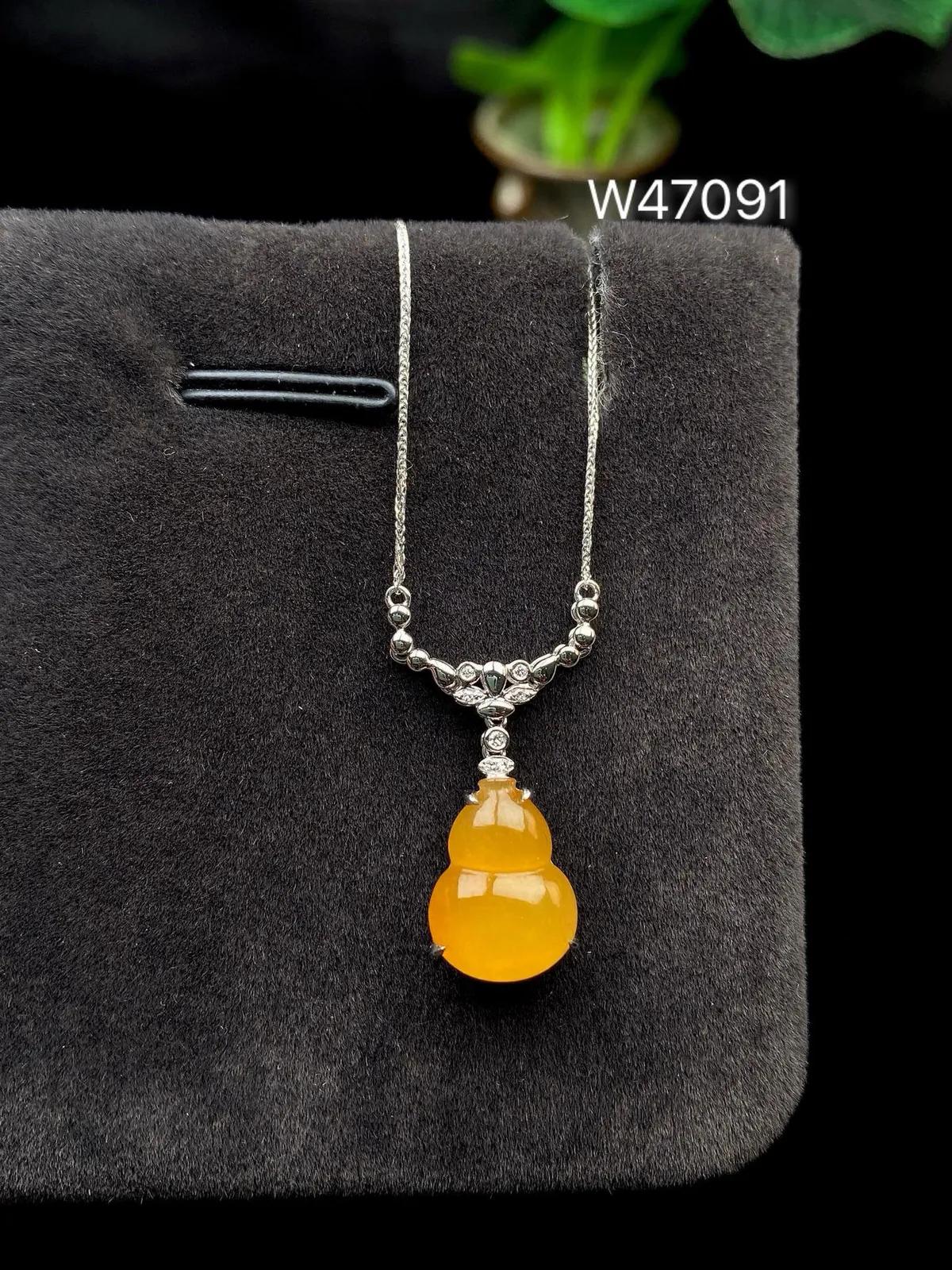 【冰种黄翡葫芦吊坠】质地细腻，冰感十足，晶莹透亮，18K金钻镶嵌，裸石尺寸12*8.9*3.7毫米