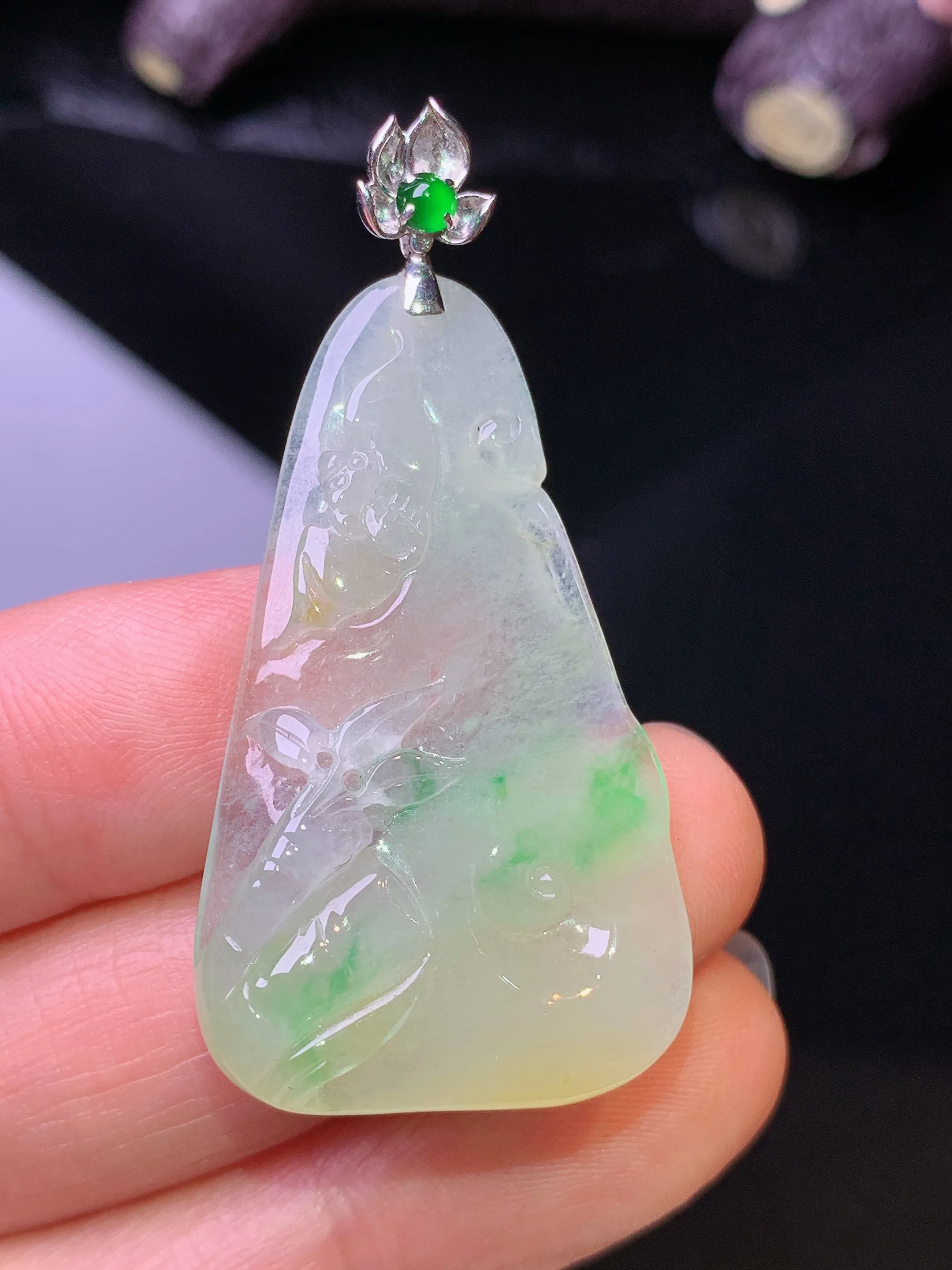 18k金项链飘花雕花牌吊坠 玉质细腻 色泽清新艳丽 整体尺寸45.2*22.2*6