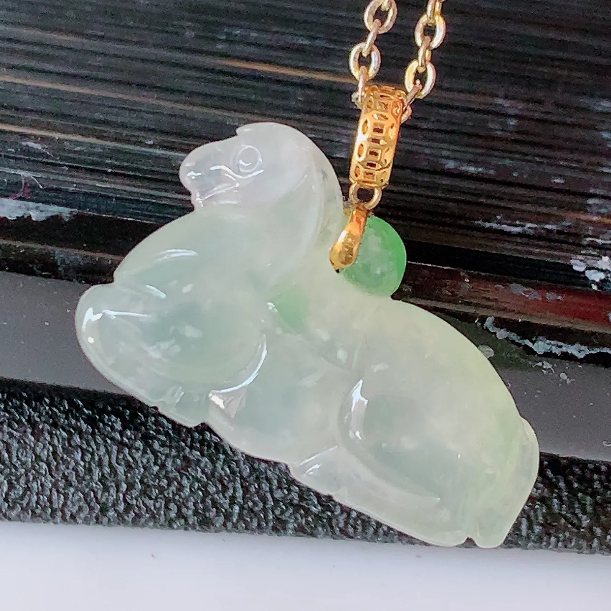 18k金镶嵌冰种飘绿翡翠生肖马上有钱吊坠，沁人心脾，精致典雅的设计，为佩戴者，增添色彩，送礼自留都是佳品选择！#1.16