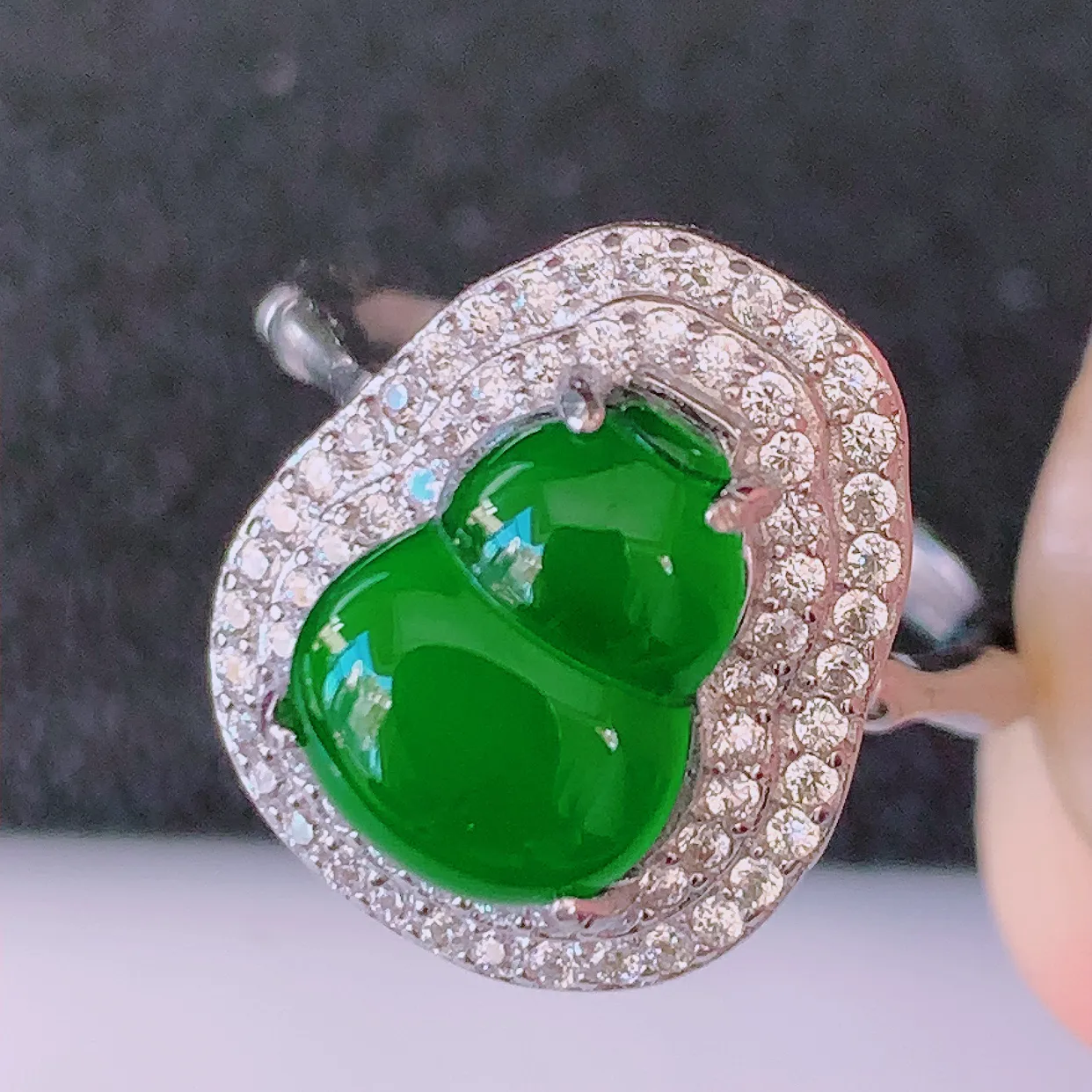 冰透满绿翡翠925银镶嵌葫芦戒指，自然光实拍，翠色灵动，颜色漂亮，种老水足，品相佳，佩戴佳品！#97