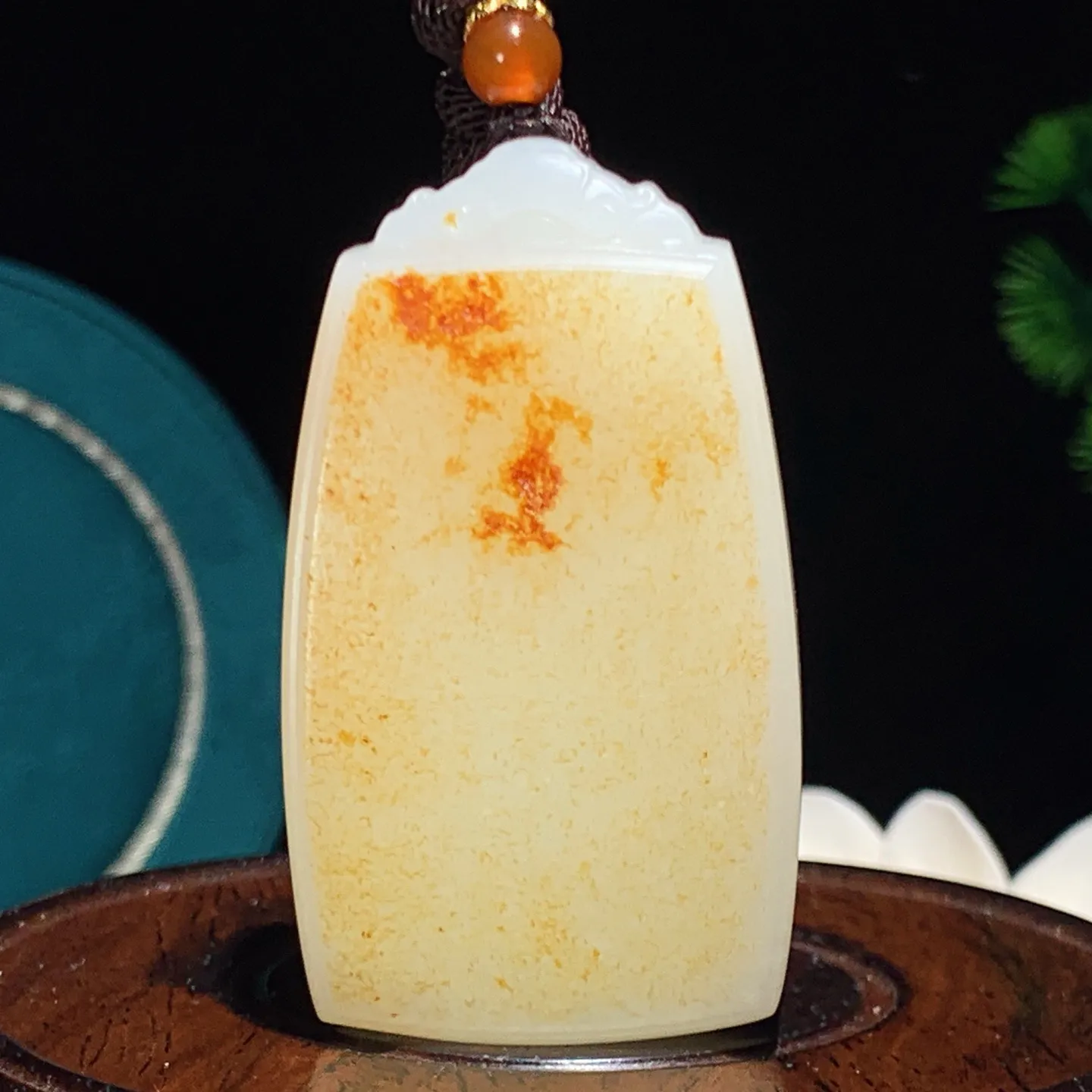 新疆和田玉油皮料平安无事牌挂件。尺寸57/33/15重67.5克。玉质细腻油润。手推出油。佩戴高端典