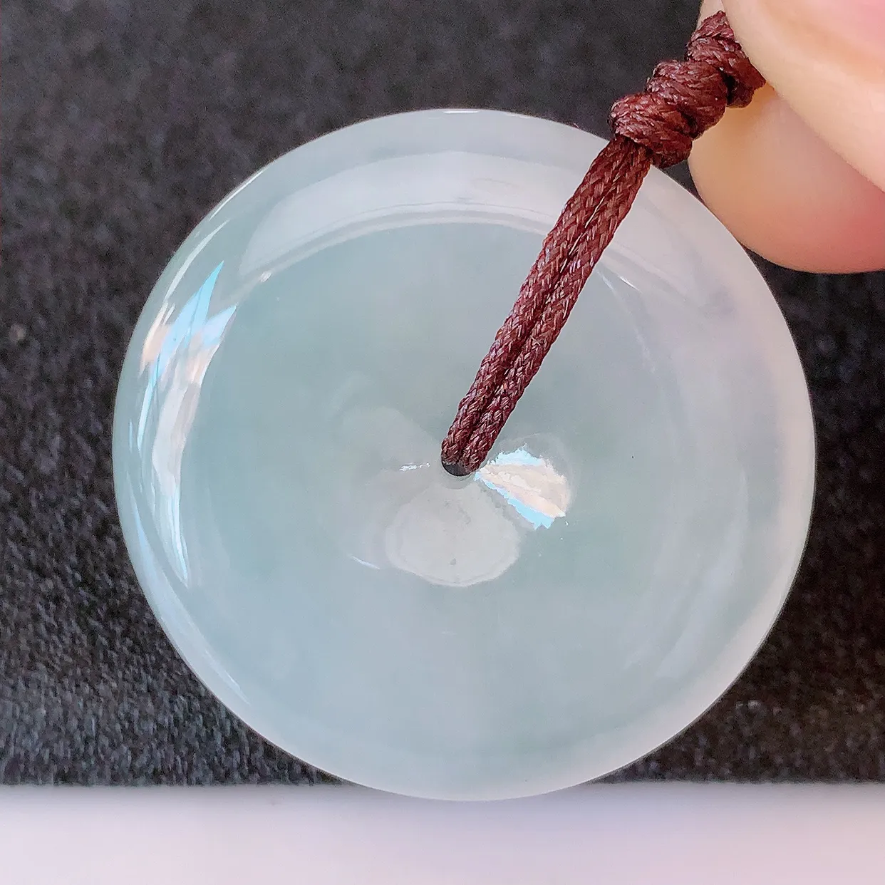 自然光实拍，冰种翡翠平安扣吊坠，玉扣，平安是福；很美的料子，平安扣佩戴优雅迷人！#41.16