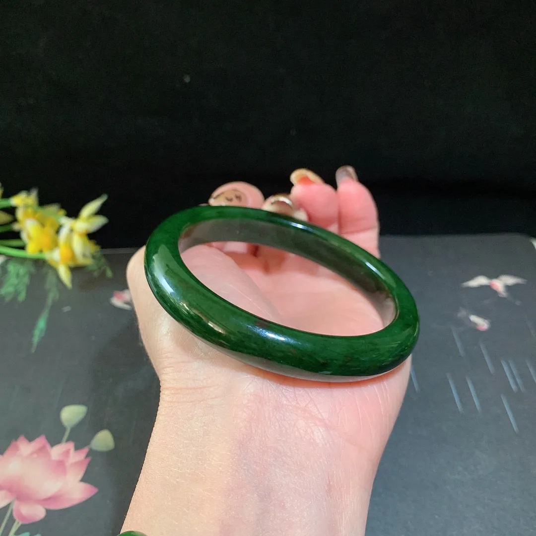 和田玉58.5圈口菠菜绿碧玉手镯！玉质细腻油润 底色纯净 无裂无棉 脂粉好，品质高