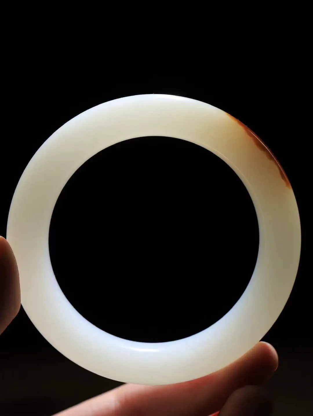 【一见钟情·手镯】

珍藏级和田玉糖白玉手镯。镯型饱满，温润细腻，脂润沁香。️执一卷书，沏一盏茶，着一袭裙，戴一只镯。淡淡浅笺，素心若兰，静赏玉中诗画。悠悠岁月，芊手轻摘，盛满诗样芳华。重85.21克   内径圈口58mm 尺寸14-11.4mm  FDA-111251733