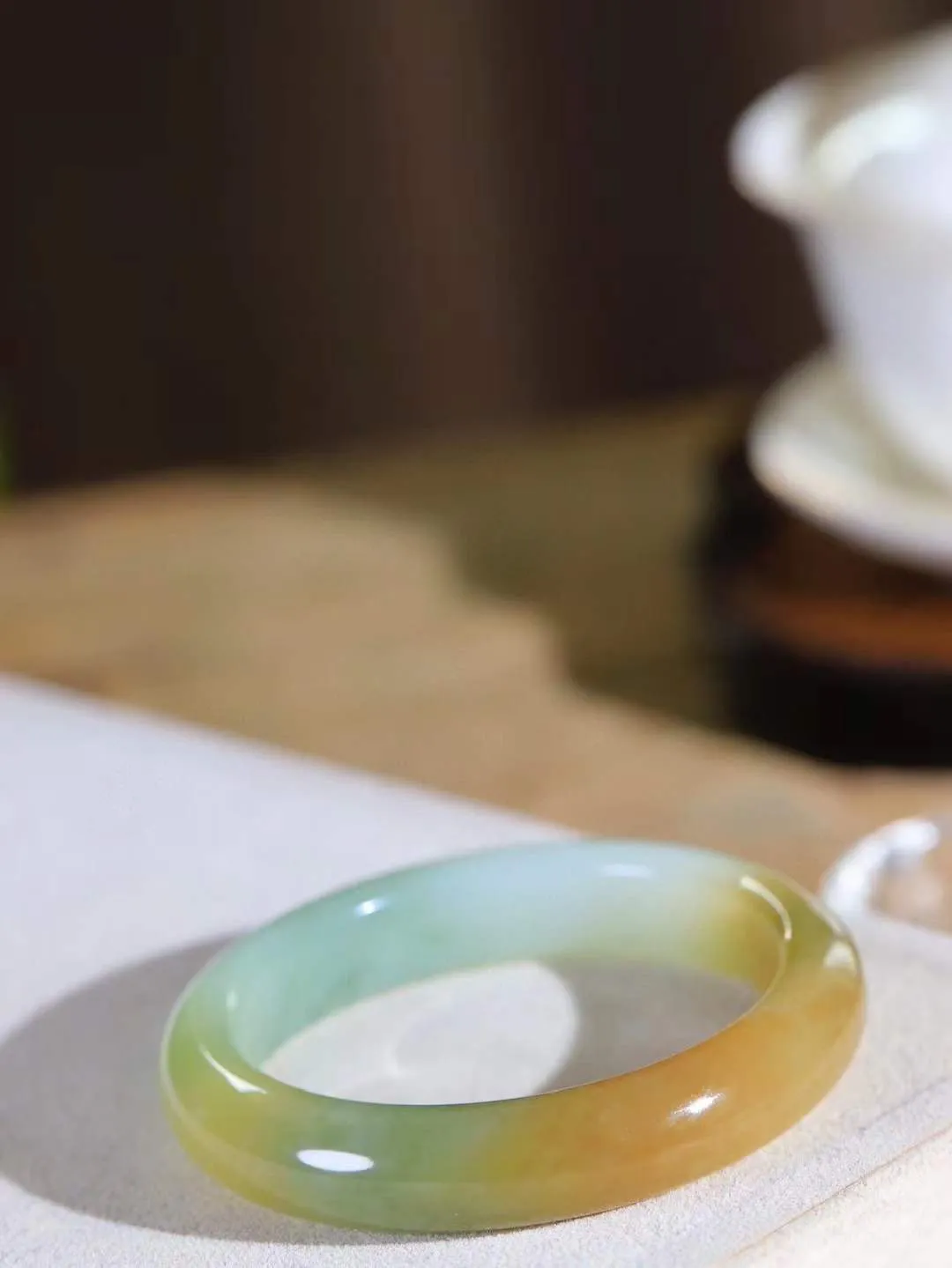 （柔情似水.手镯）

精品和田玉三色手镯，玉质温润细腻，镯型饱满圆润，优雅知性，姽婳于幽静兮，又婆